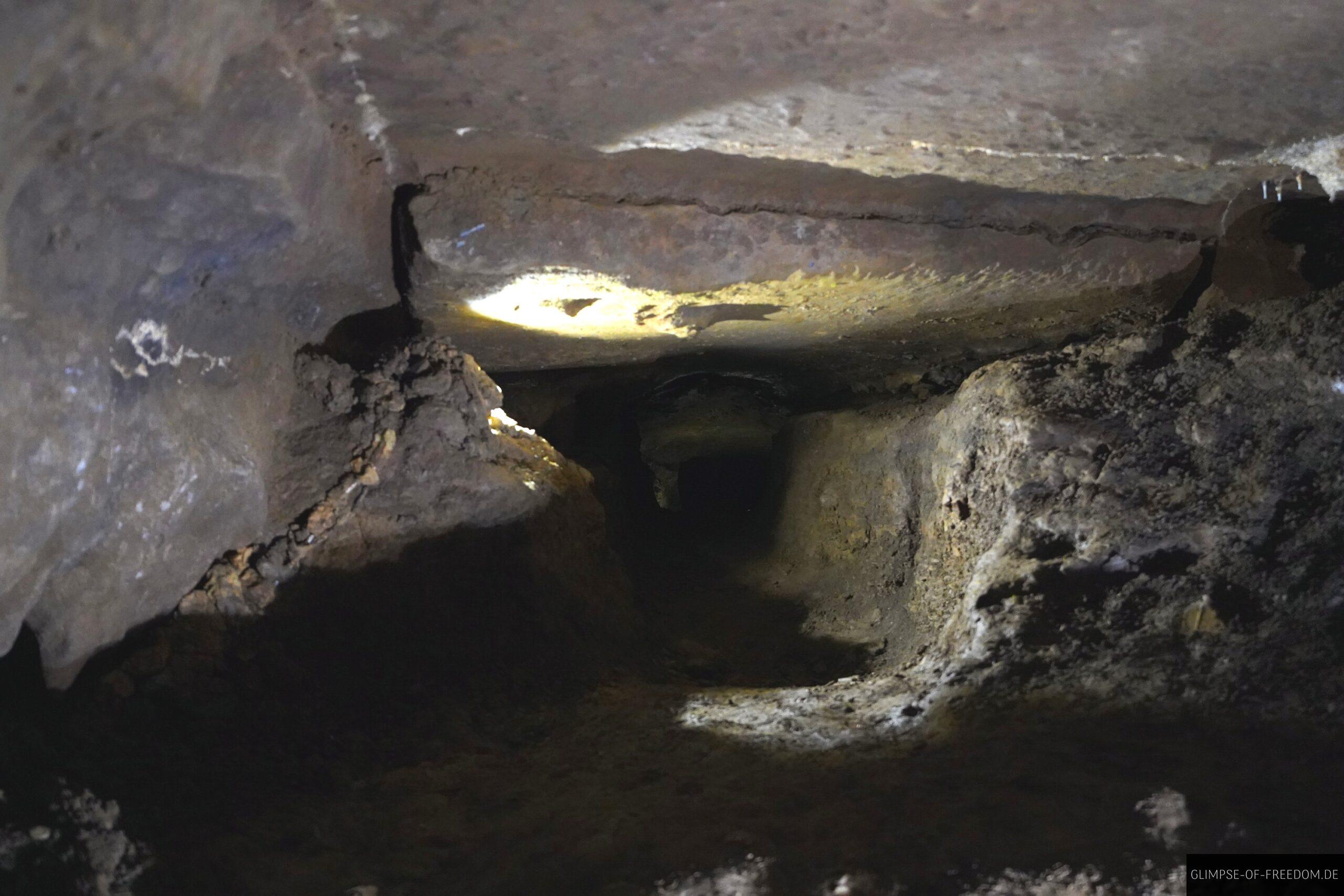 Abenteuerlicher Durchgang bei der Entdeckung der Doolin Hoehle scaled Abenteuerlicher Durchgang bei der Entdeckung der Doolin Höhle