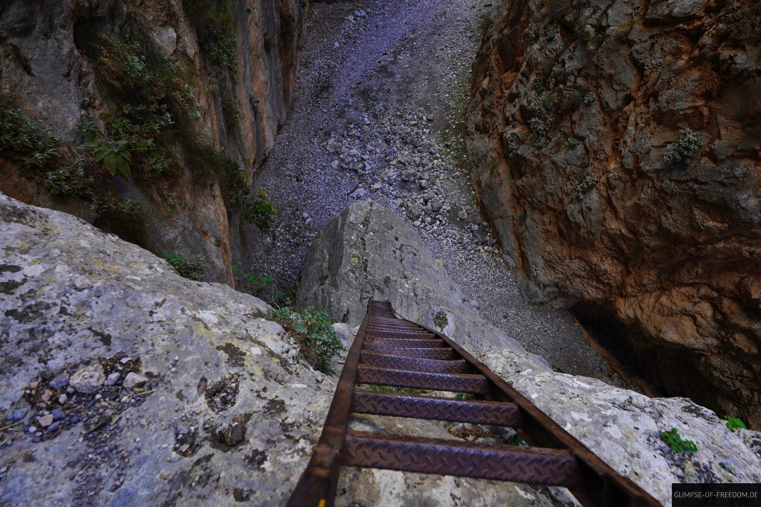 Abstieg ueber eine Metallleiter scaled Abstieg über eine Metallleiter