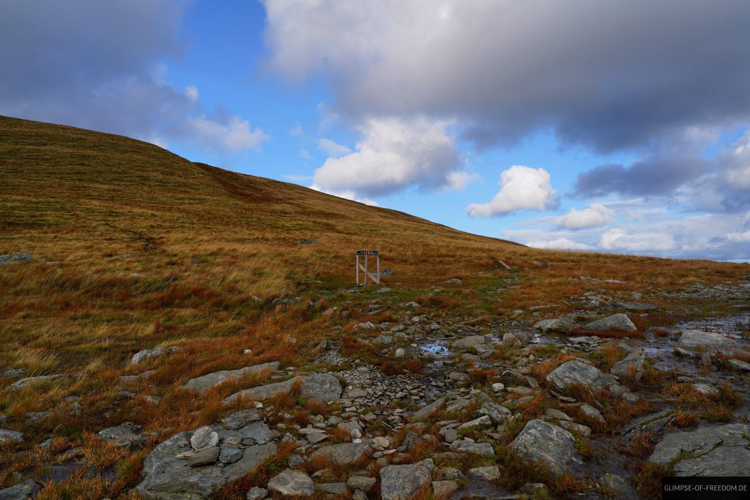 Abzweigung der beiden Wege zum Vetvika Strand scaled Abzweigung der beiden Wege zum Vetvika Strand