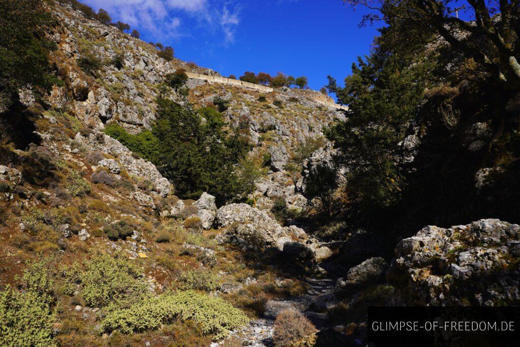 Anfänglicher Wanderweg mit Blick zurück zur Straße