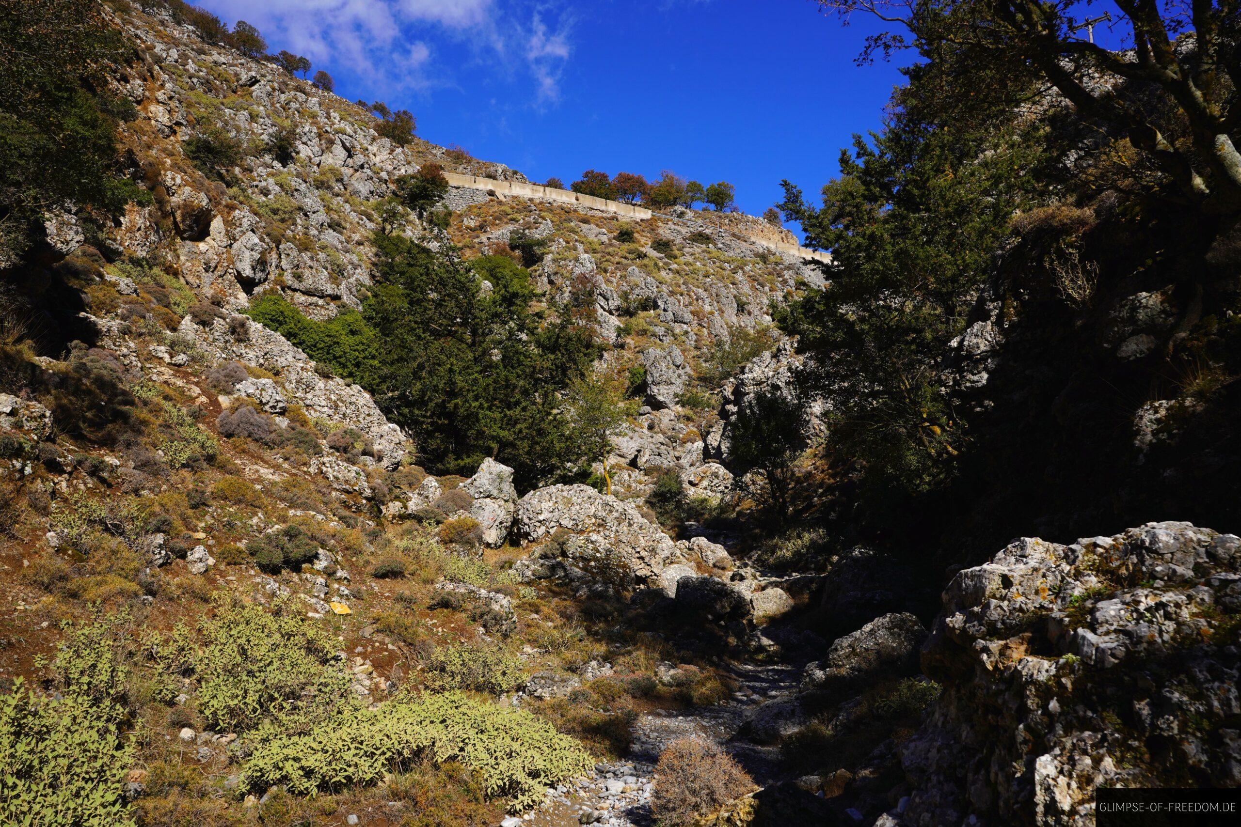 Anfaenglicher Wanderweg mit Blick zurueck zur Strasse scaled Anfänglicher Wanderweg mit Blick zurück zur Straße