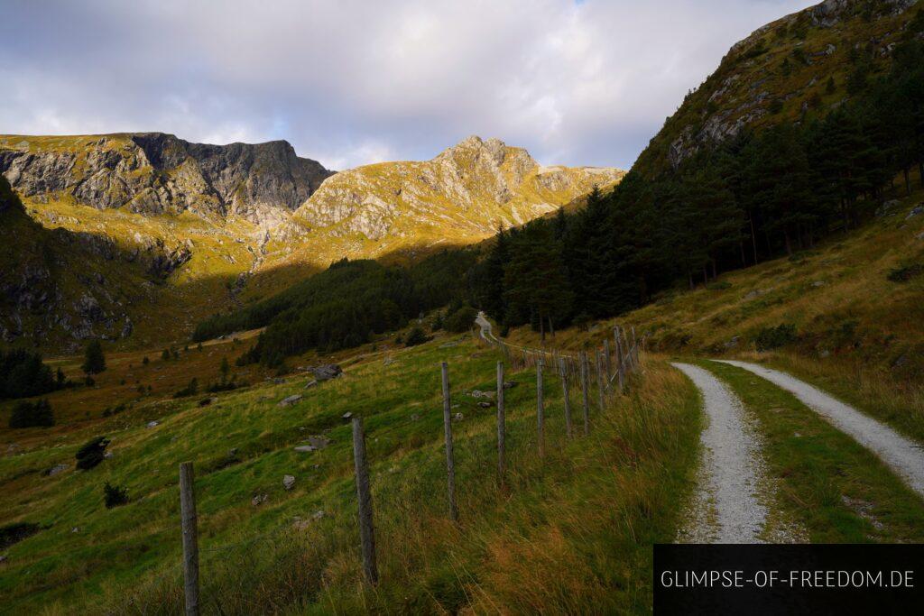 Anfänglicher Weg in die Berge auf Bremangerlandet