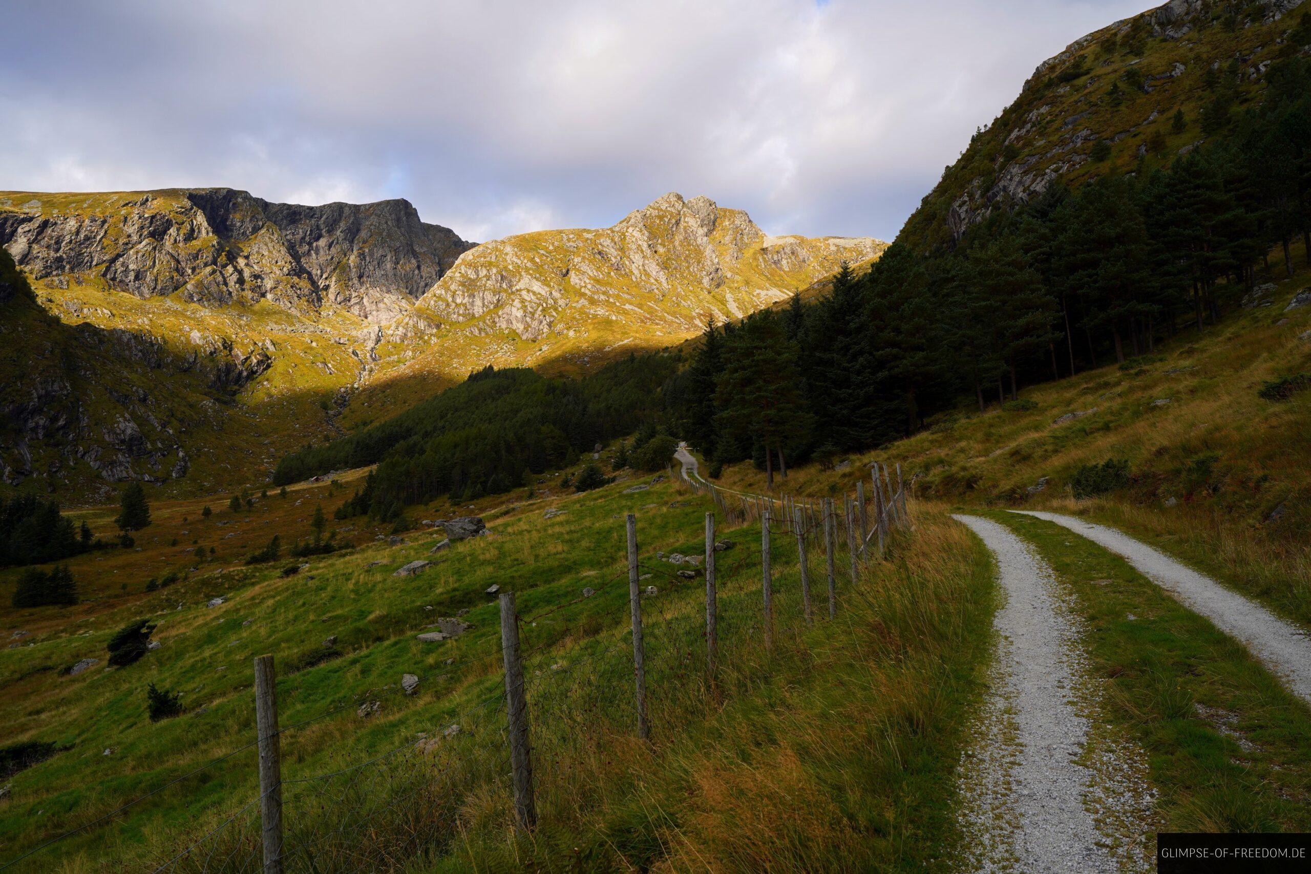 Anfaenglicher Weg in die Berge auf Bremangerlandet scaled Anfänglicher Weg in die Berge auf Bremangerlandet