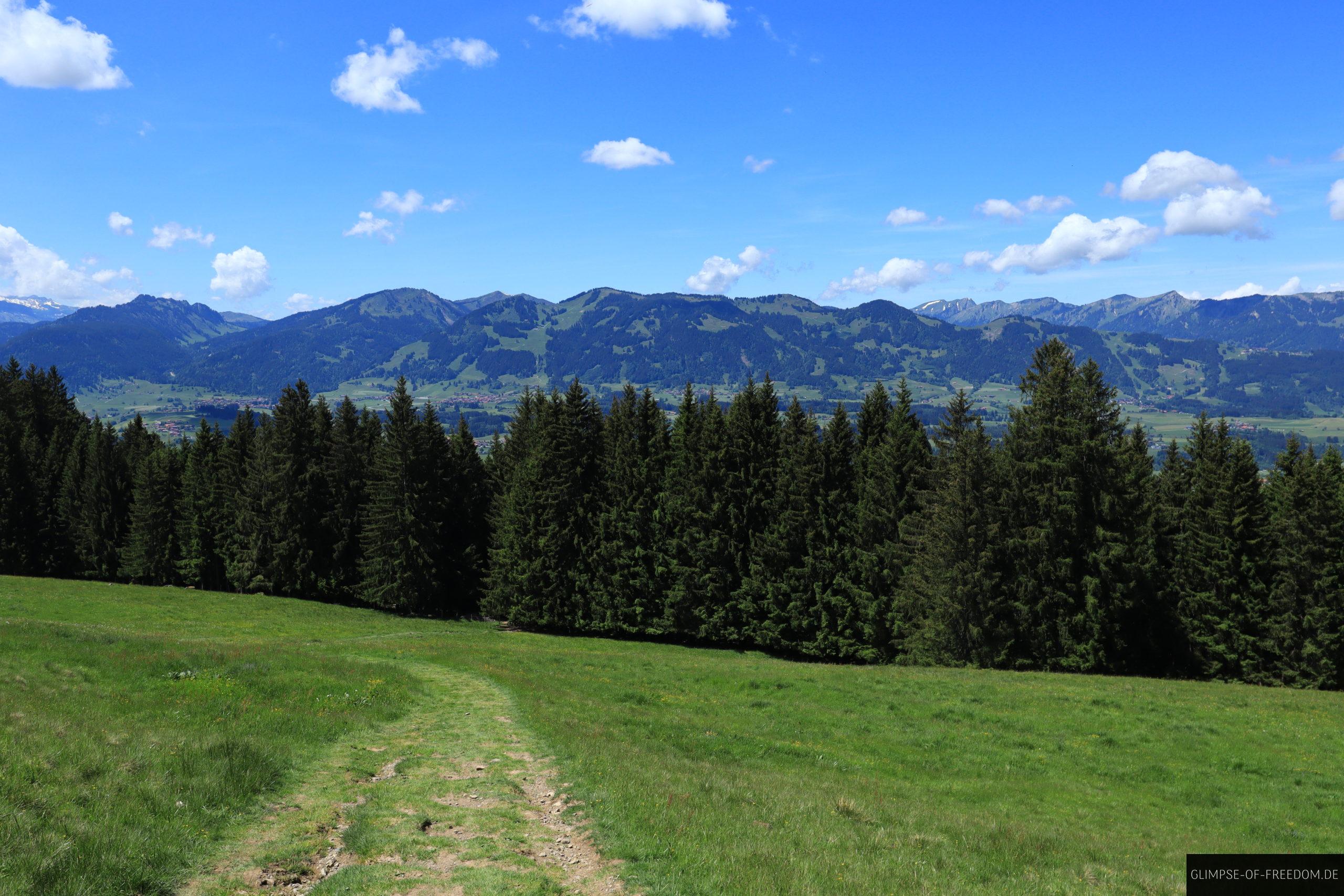 Anstieg ueber Wiesen und Weiden scaled Anstieg ueber Wiesen und Weiden