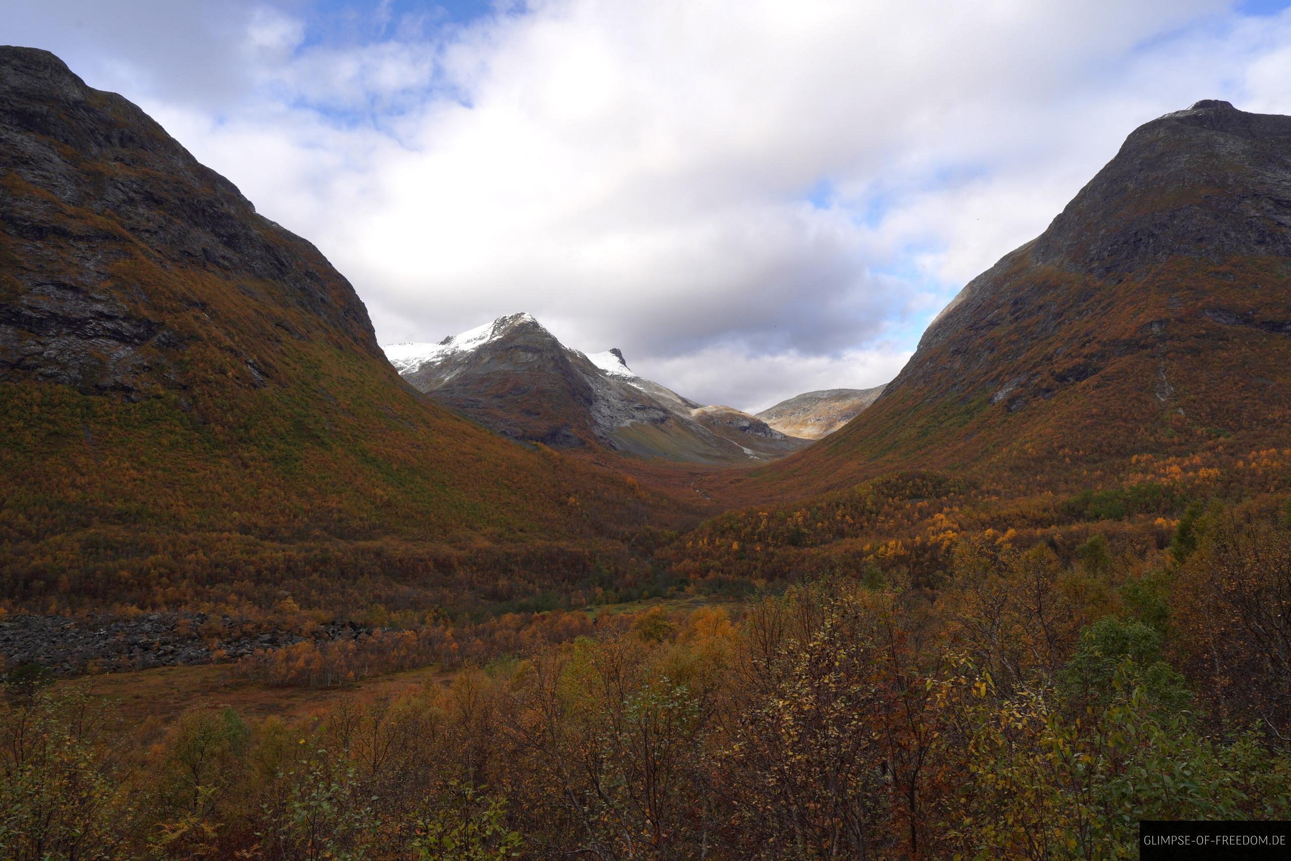 Assichtspunkt in Herbstlandschauft auf der Trollstigen Geiranger Strasse Assichtspunkt in Herbstlandschauft auf der Trollstigen Geiranger Strasse