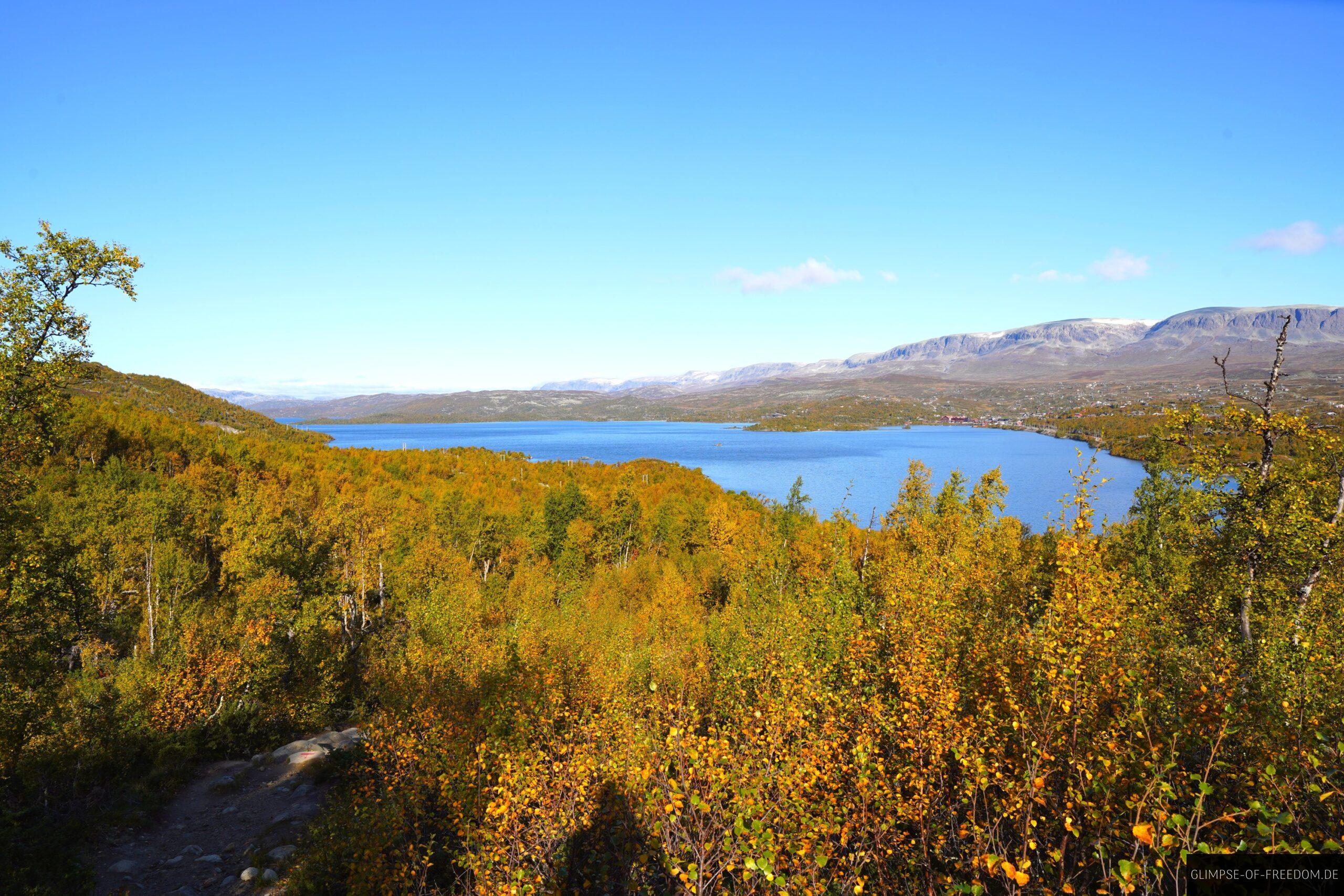 Atemberaubende Aussicht ueber Ustevatnet und die Herbstlandschaft scaled Atemberaubende Aussicht über Ustevatnet und die Herbstlandschaft