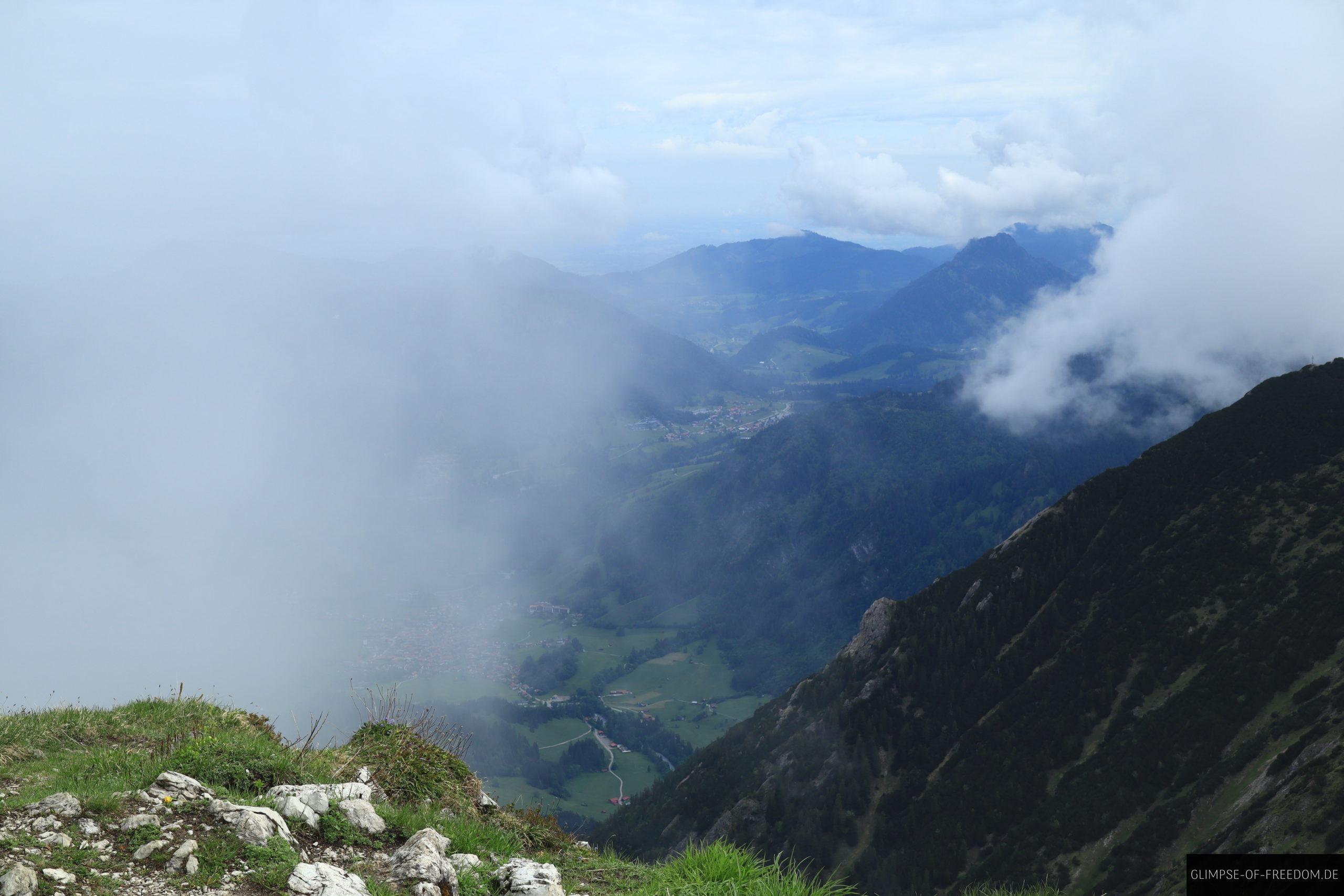 Auf der Rotspitze ueber dem Tal scaled Auf der Rotspitze über dem Tal