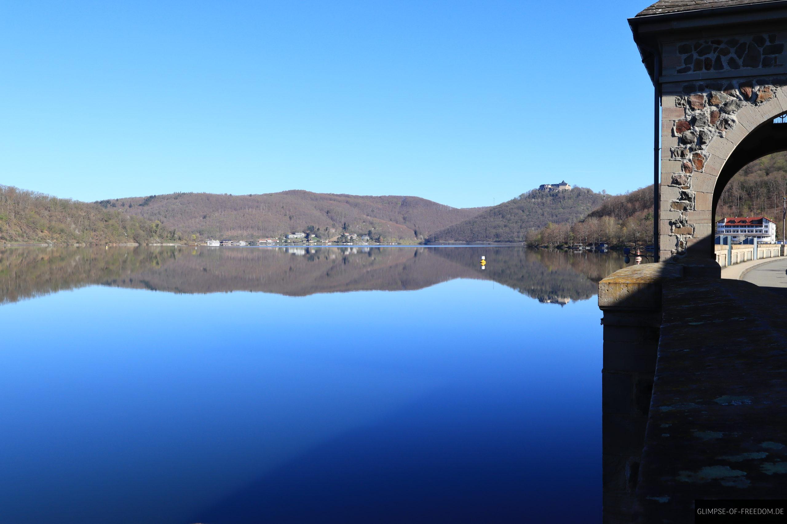 Auf der Staumauer scaled Auf der Staumauer