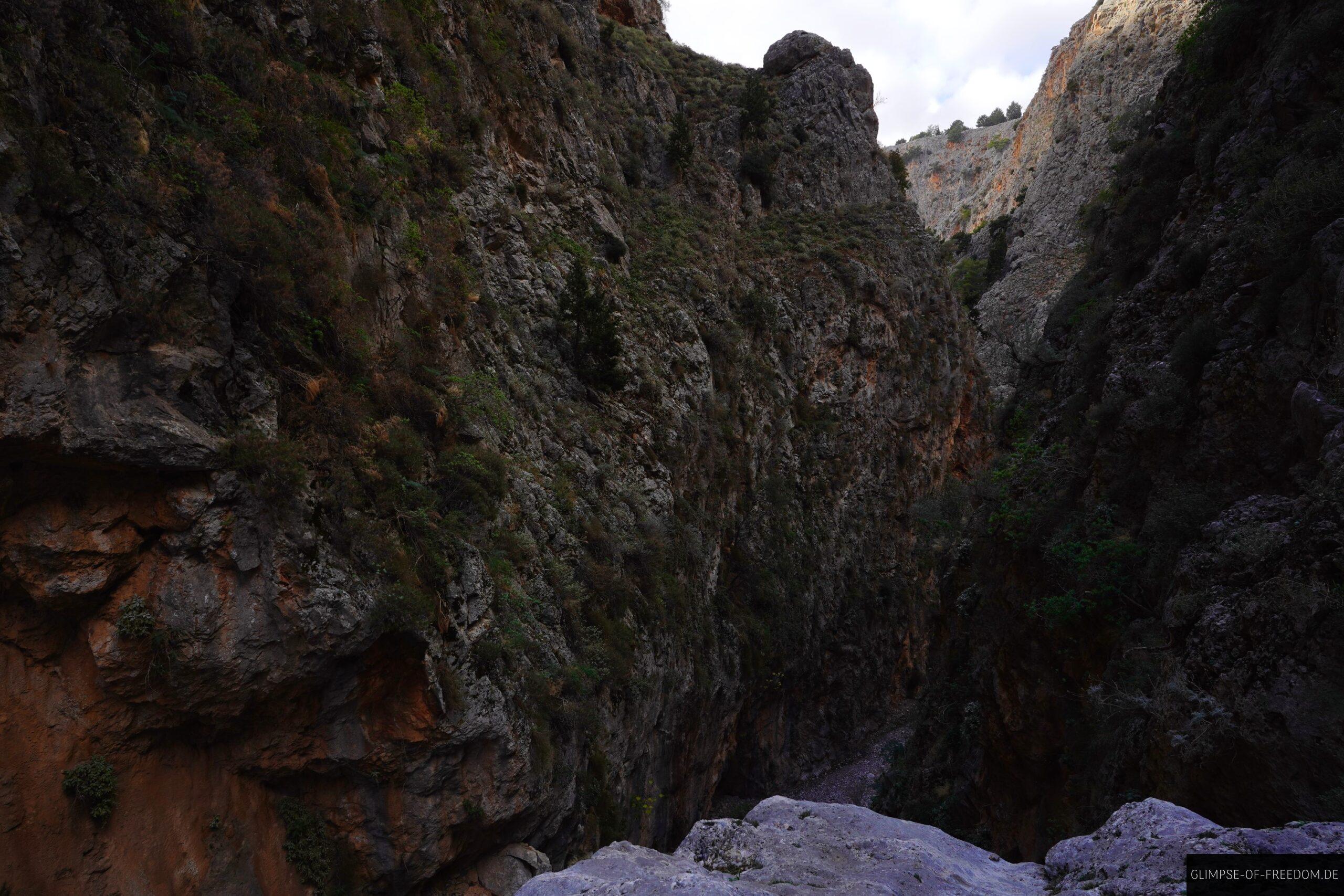 Auf einem grossem Felsen inmitten der Schlucht scaled Auf einem großem Felsen inmitten der Schlucht