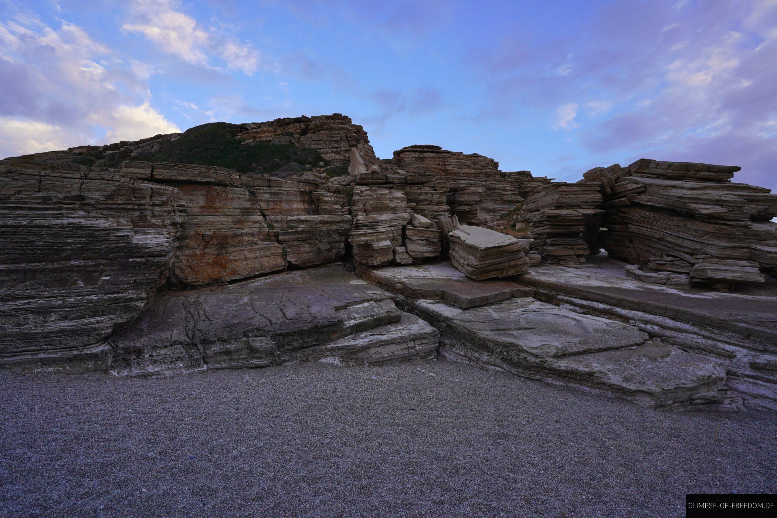 Aufgeschichtetes Gestein am Triopetra Strand scaled Aufgeschichtetes Gestein am Triopetra Strand