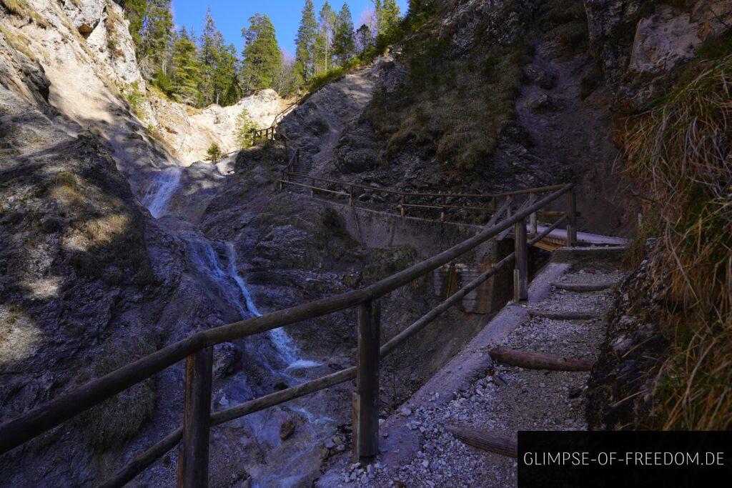 Aufstieg entlang des Wasserlaufs in der Hüttlebachklamm Aufstieg entlang des Wasserlaufs in der Hüttlebachklamm