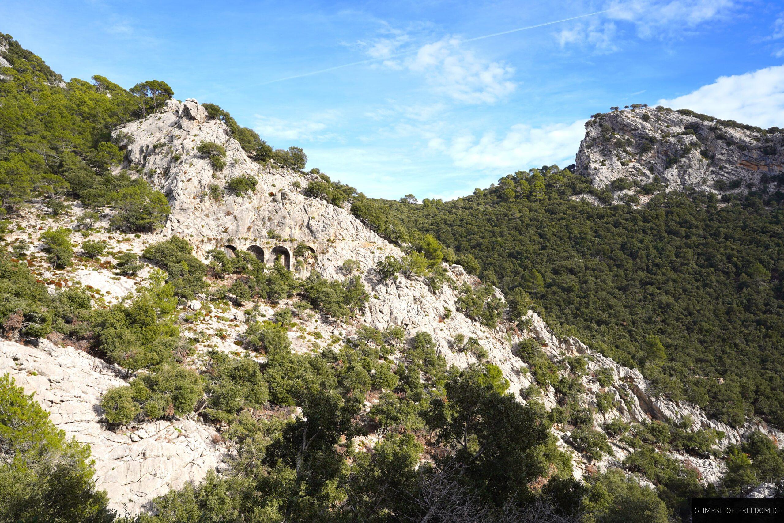 Ausblick auf Berge Mallorcas mit Bauwerken scaled Ausblick auf Berge Mallorcas mit Bauwerken