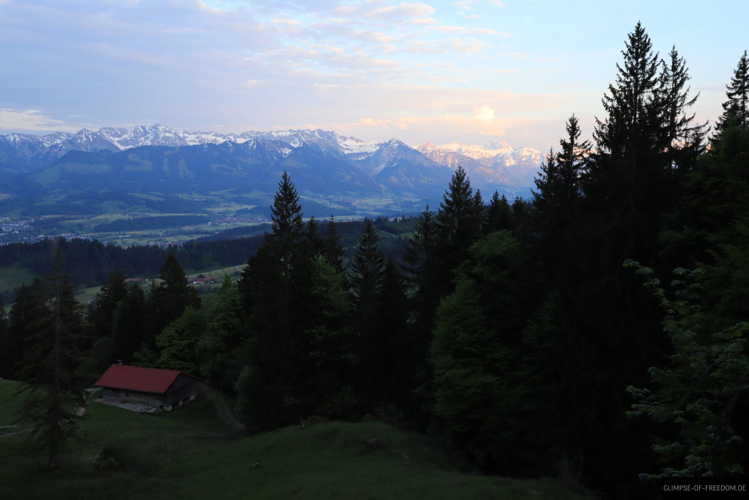 Ausblick auf Bergkette mit Huette im Vordergrund scaled Ausblick auf Bergkette mit Hütte im Vordergrund