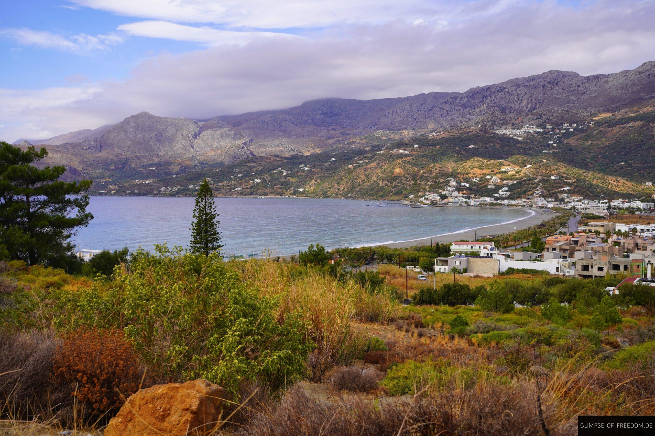 Ausblick auf Plakias Beach inmitten ueppiger kretischer Natur scaled Ausblick auf Plakias Beach inmitten üppiger kretischer Natur