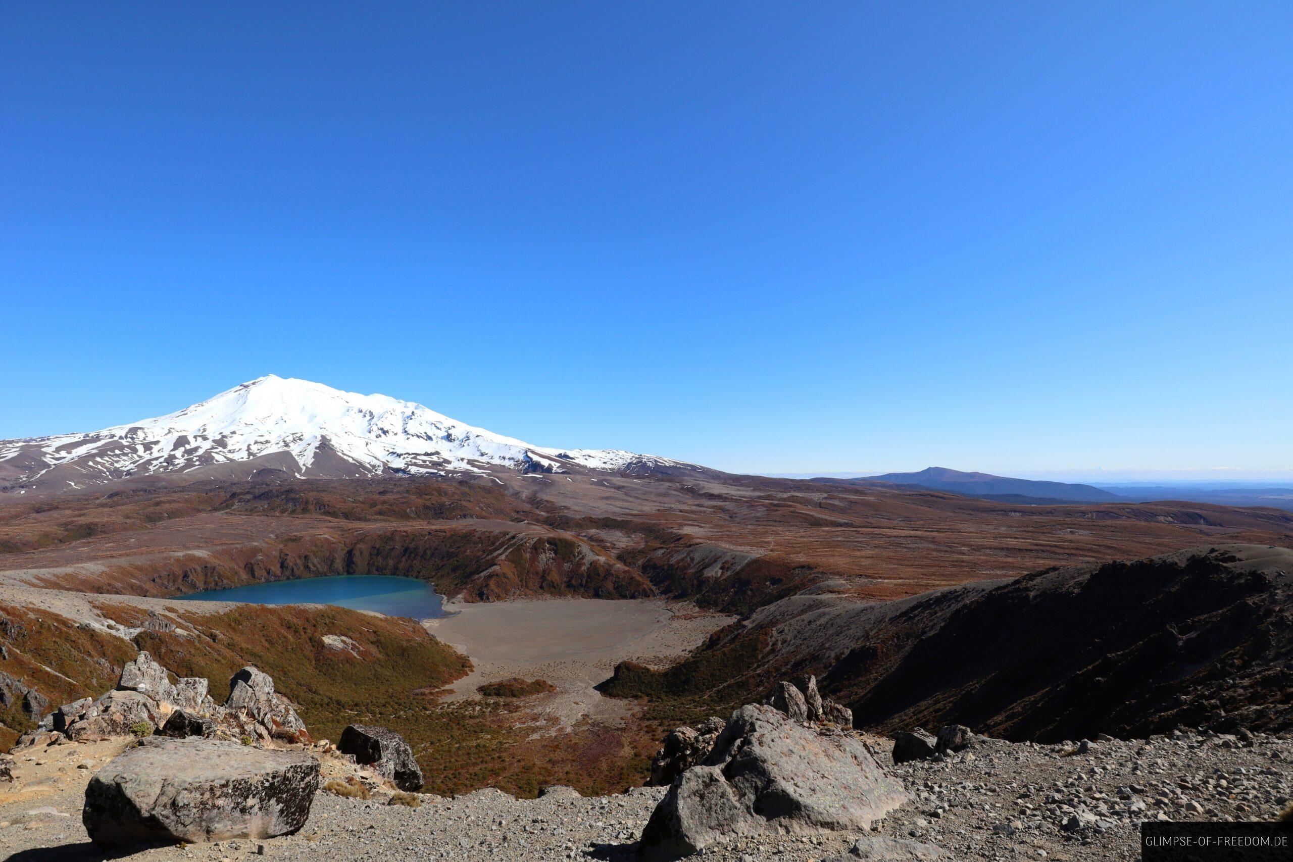 Ausblick auf den Lower Tama Lake am Mount Ruapehu in der Ferne scaled Ausblick auf den Lower Tama Lake am Mount Ruapehu in der Ferne