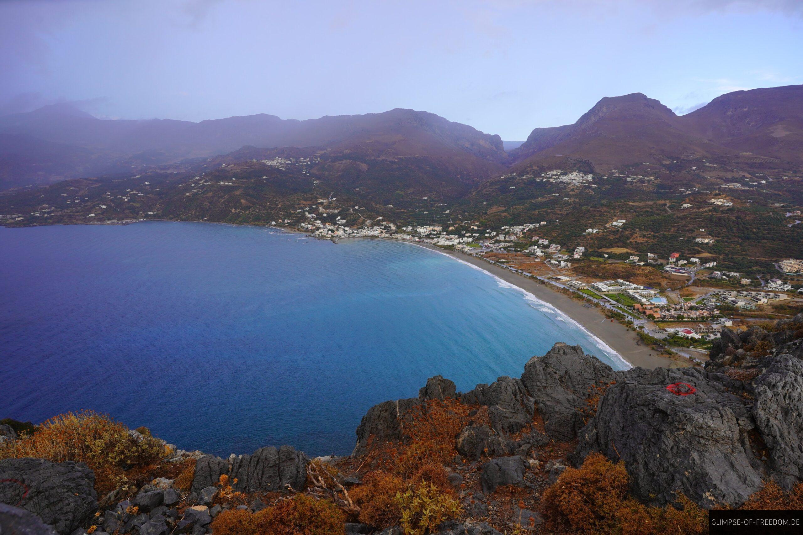 Ausblick auf den Strand von Plakias vom Gipfel des Kap Kako Mouri scaled Ausblick auf den Strand von Plakias vom Gipfel des Kap Kako Mouri