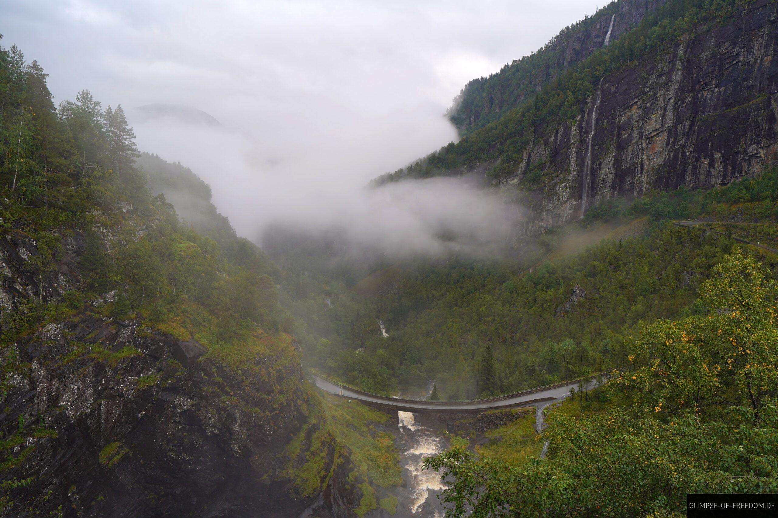 Ausblick auf die Strasse am Skjervsfossen scaled Ausblick auf die Straße am Skjervsfossen