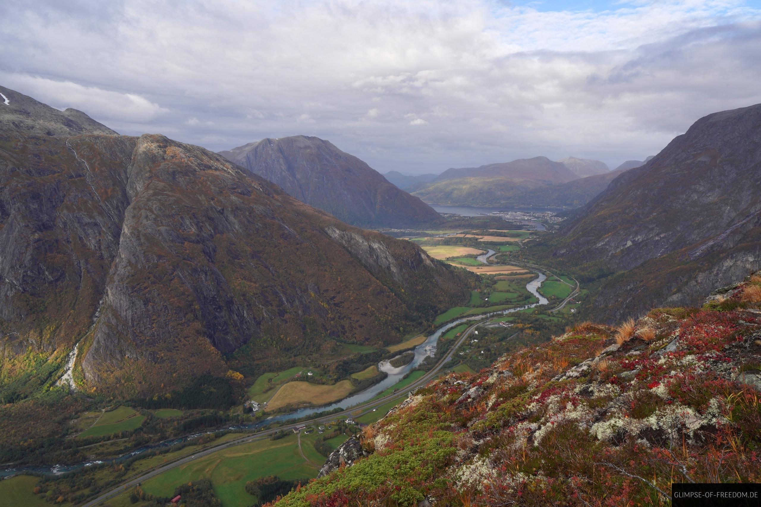 Ausblick entlang des Rauma bis zum Fjord Andalsnes Ausblick entlang des Rauma bis zum Fjord Andalsnes
