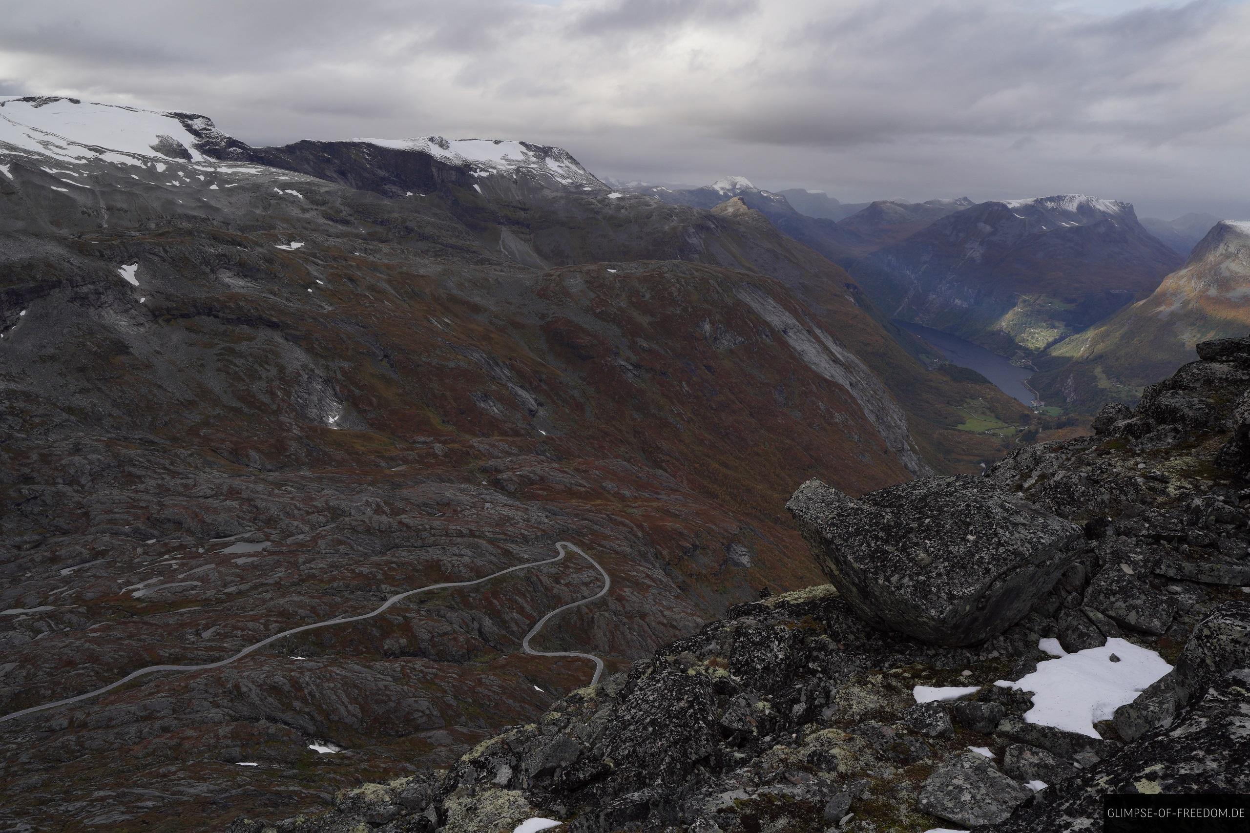 Ausblick vom Skywalk auf den Fjord und die Strasse Ausblick vom Skywalk auf den Fjord und die Strasse