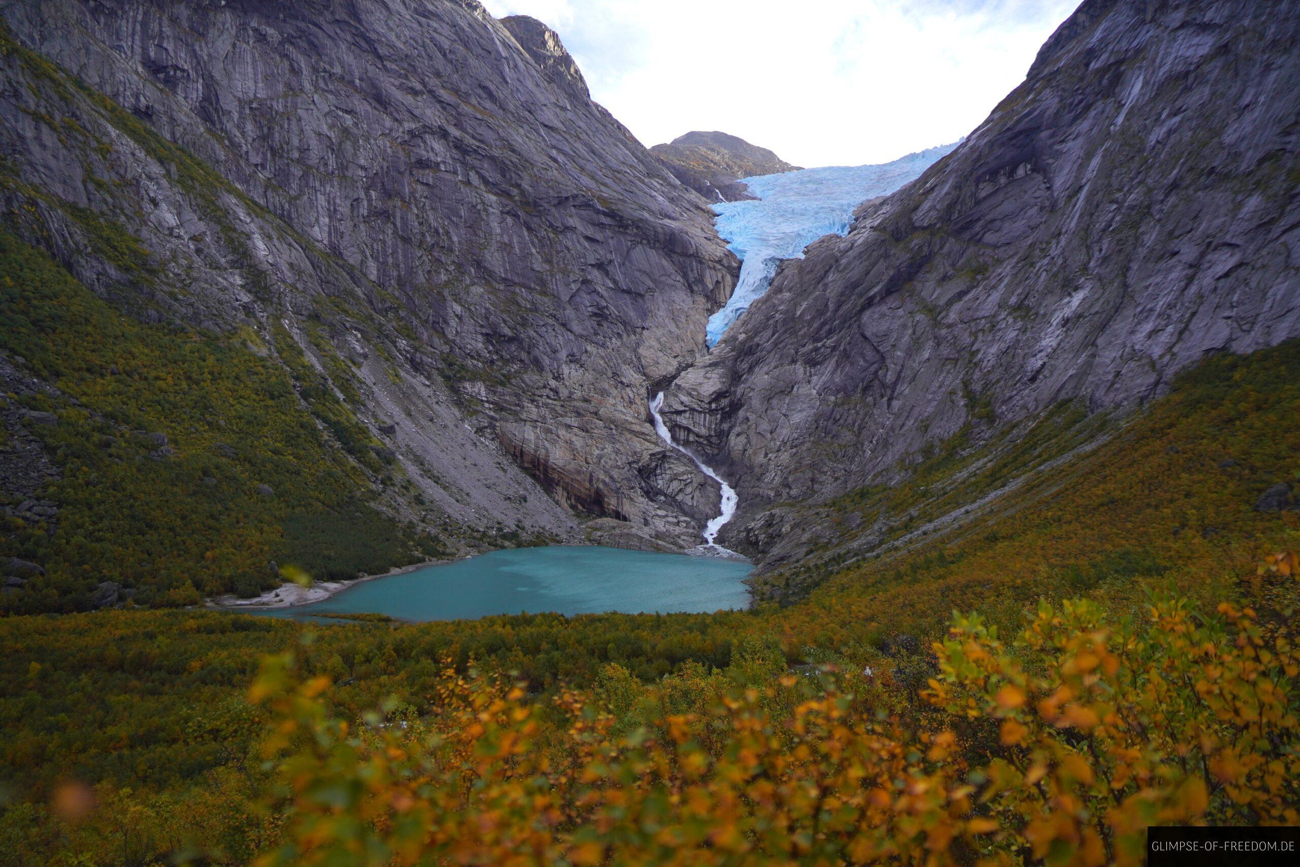 Aussicht auf Briksdalsbreen ueber Herbstlandschaft scaled Aussicht auf Briksdalsbreen über Herbstlandschaft