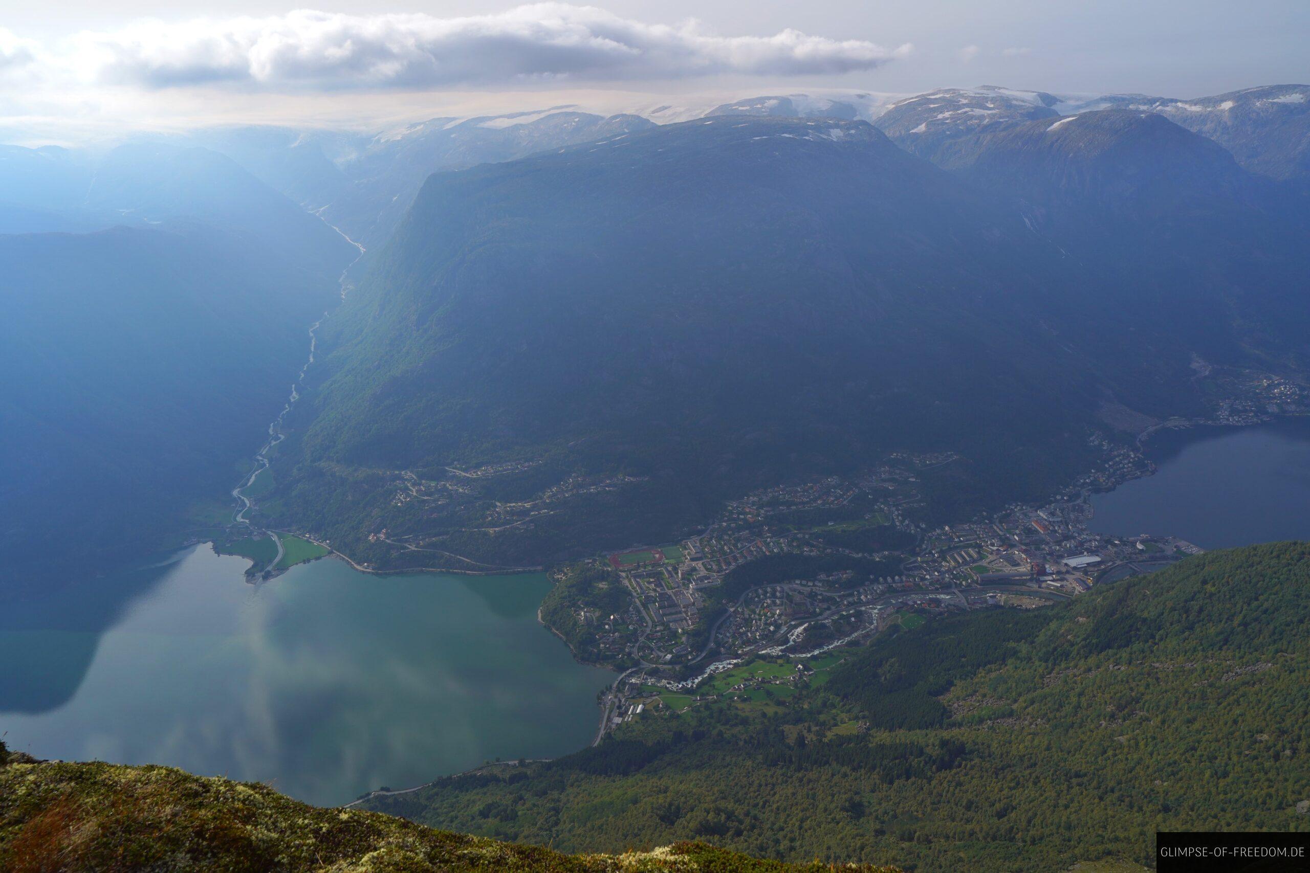 Aussicht auf Odda vom Gipfel des Rossnos scaled Aussicht auf Odda vom Gipfel des Rossnos