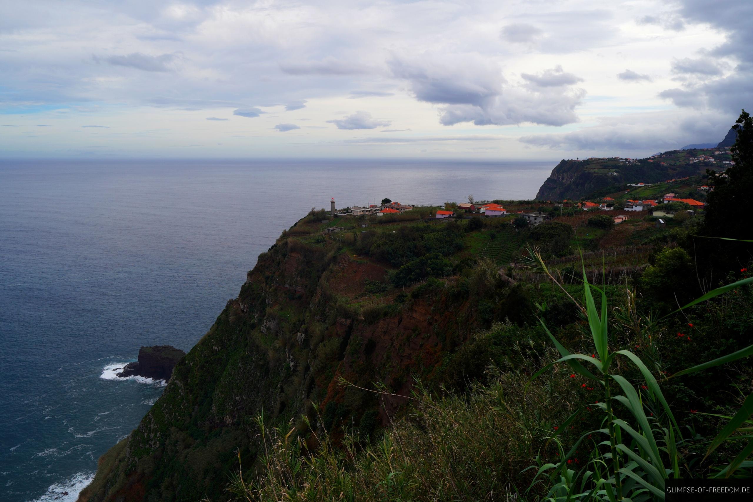 Aussicht auf Ortschaft und Kueste vom Vigia Viewpoint Madeira Aussicht auf Ortschaft und Küste vom Vigia Viewpoint Madeira