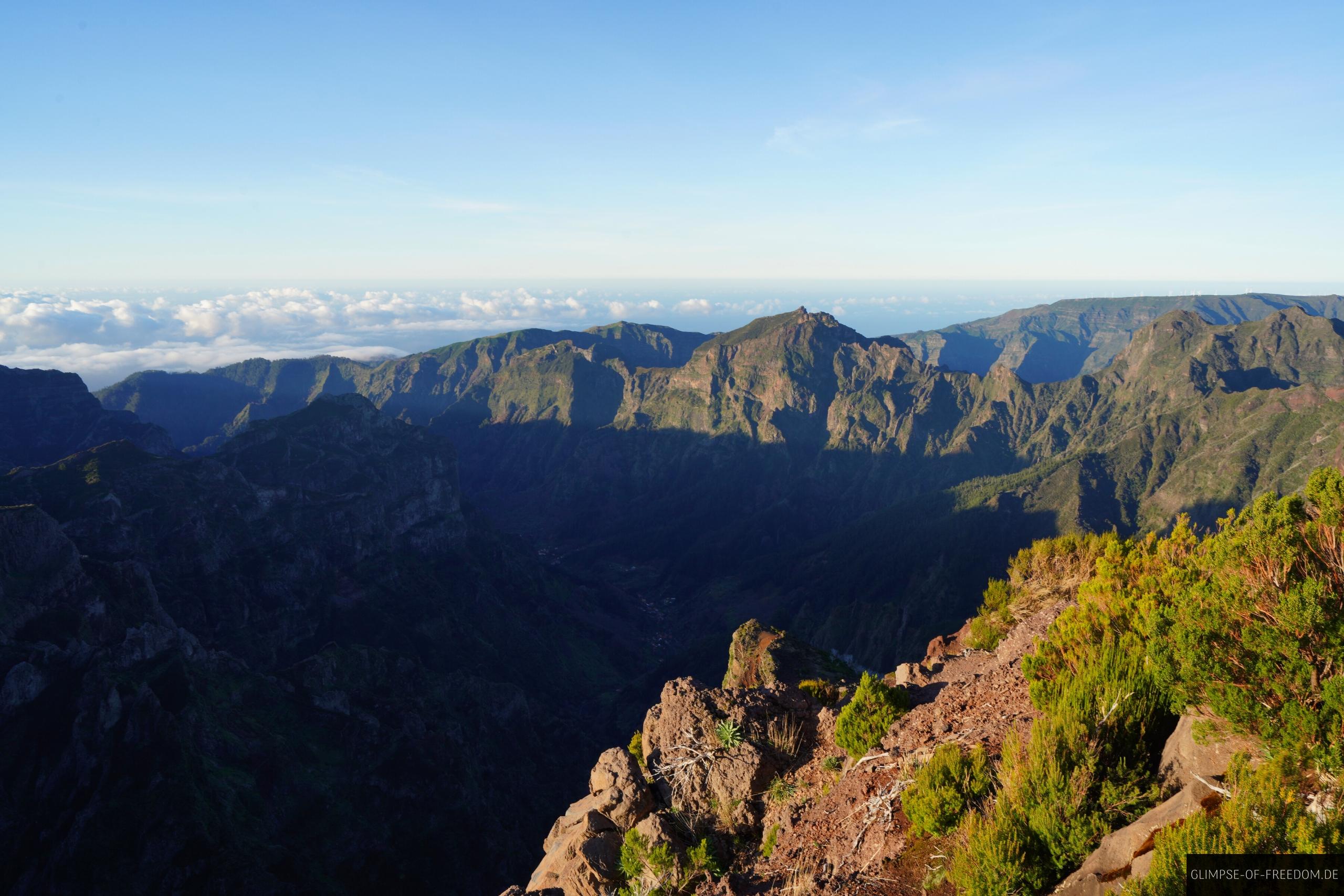 Aussicht auf Pico Grand vom Gipfel des Pico Ruivo aus Aussicht auf Pico Grand vom Gipfel des Pico Ruivo aus
