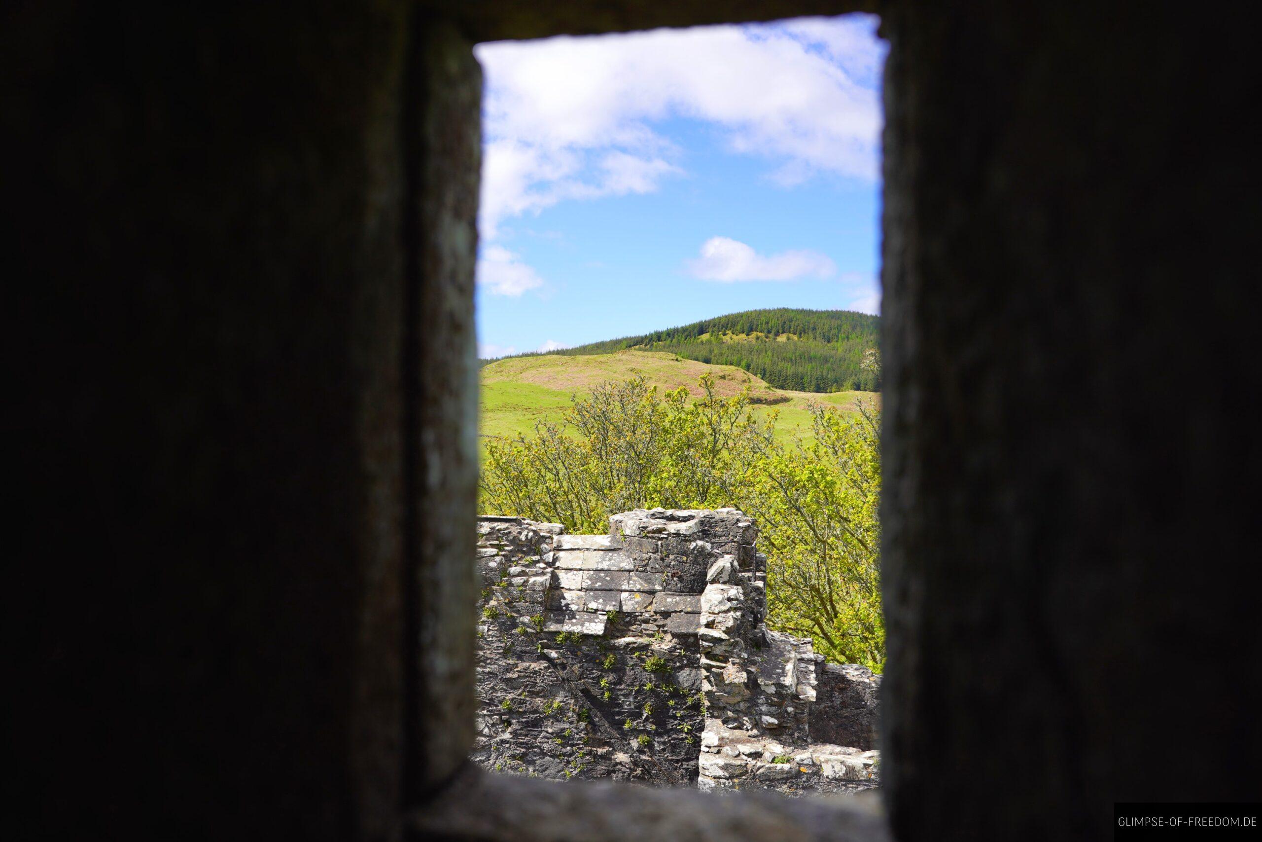Aussicht durch das Fenster der Burgruine scaled Aussicht durch das Fenster der Burgruine
