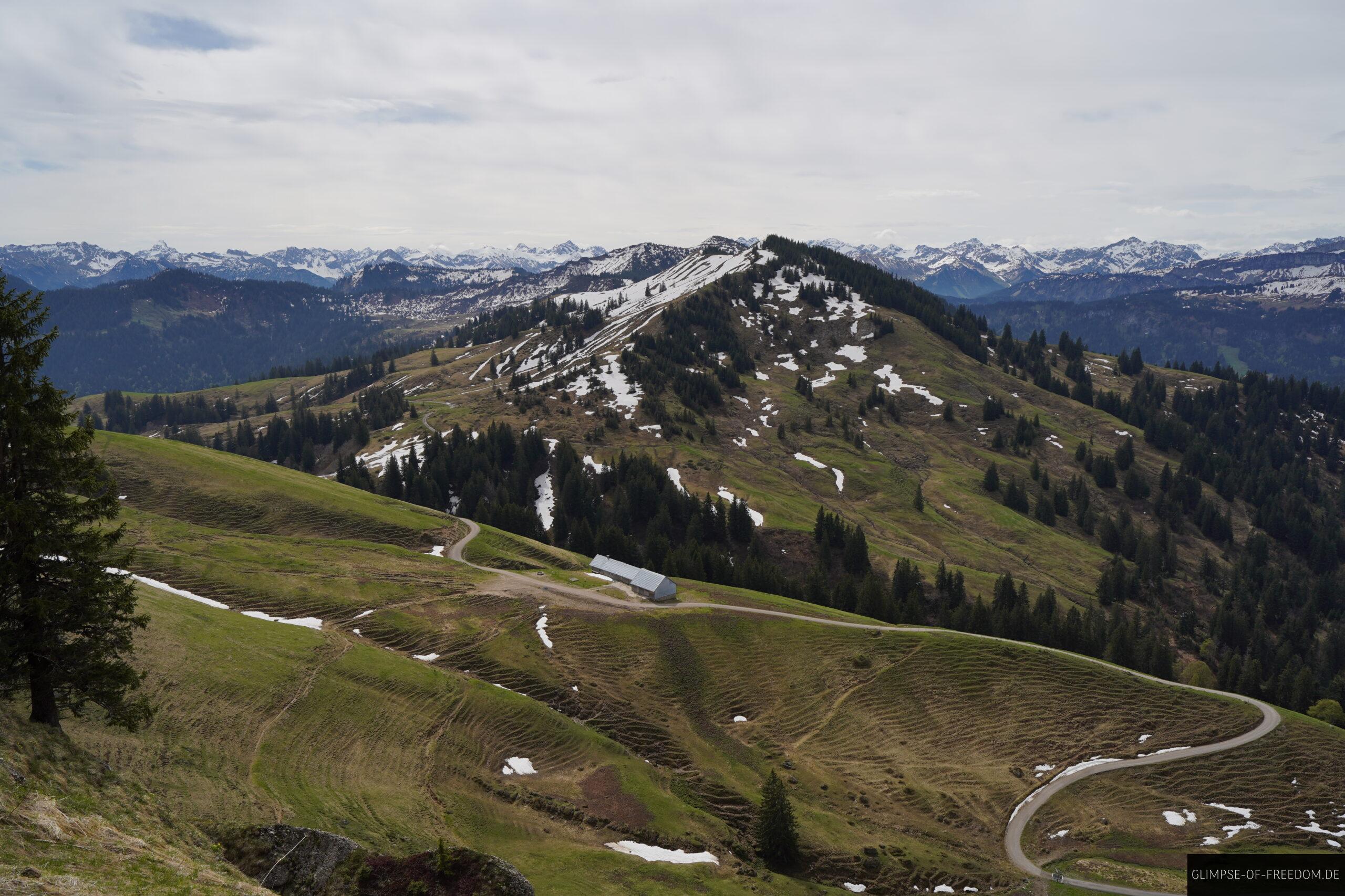 Aussicht ueber Allgaeu auf dem Weg zum Siplinger Kopf scaled Aussicht über Allgäu auf dem Weg zum Siplinger Kopf