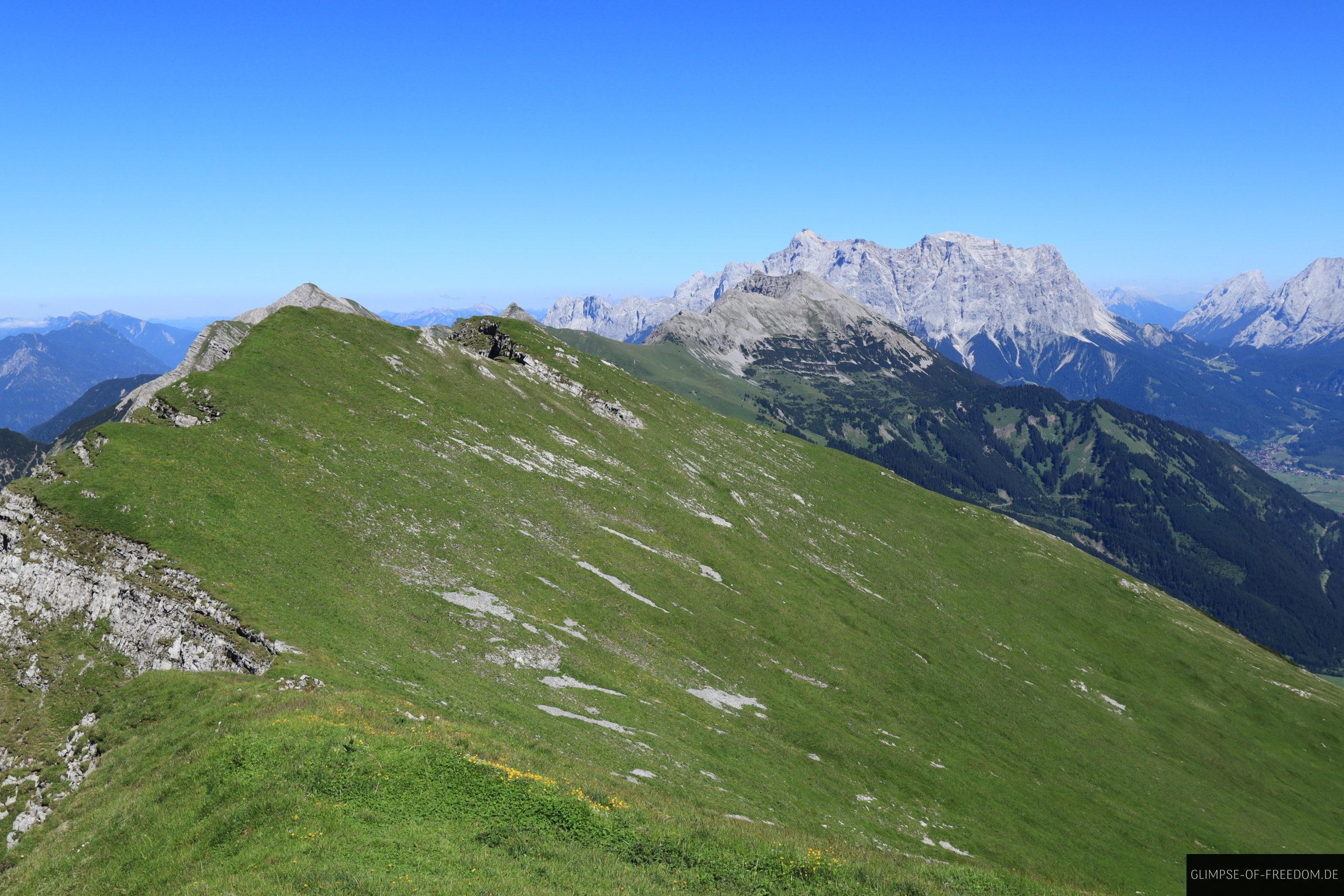 Aussicht ueber Berglandschaft bis zur Zugspitze scaled Aussicht über Berglandschaft bis zur Zugspitze