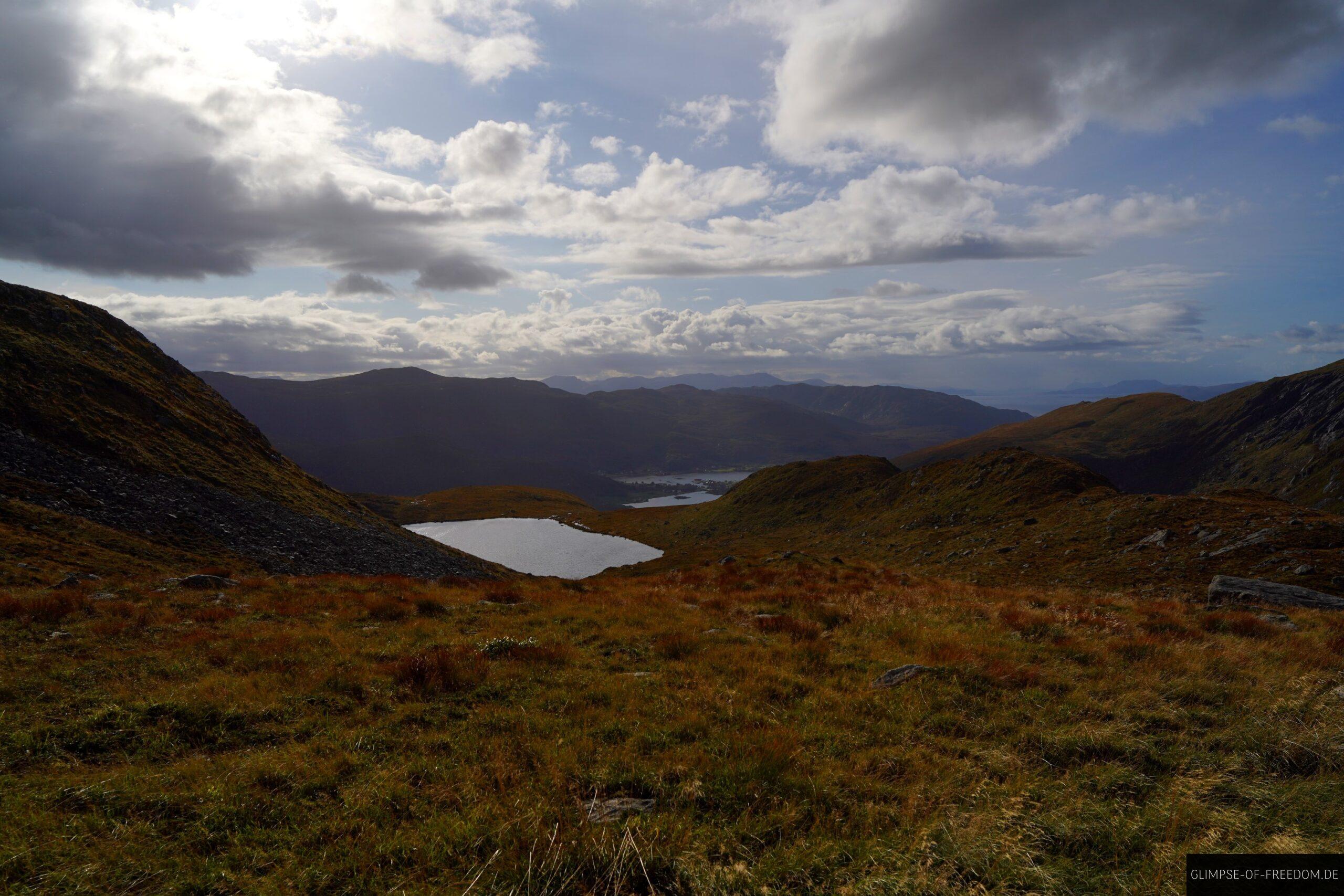 Aussicht ueber Seen und Berge bei der Vetvika Bucht scaled Aussicht über Seen und Berge bei der Vetvika Bucht