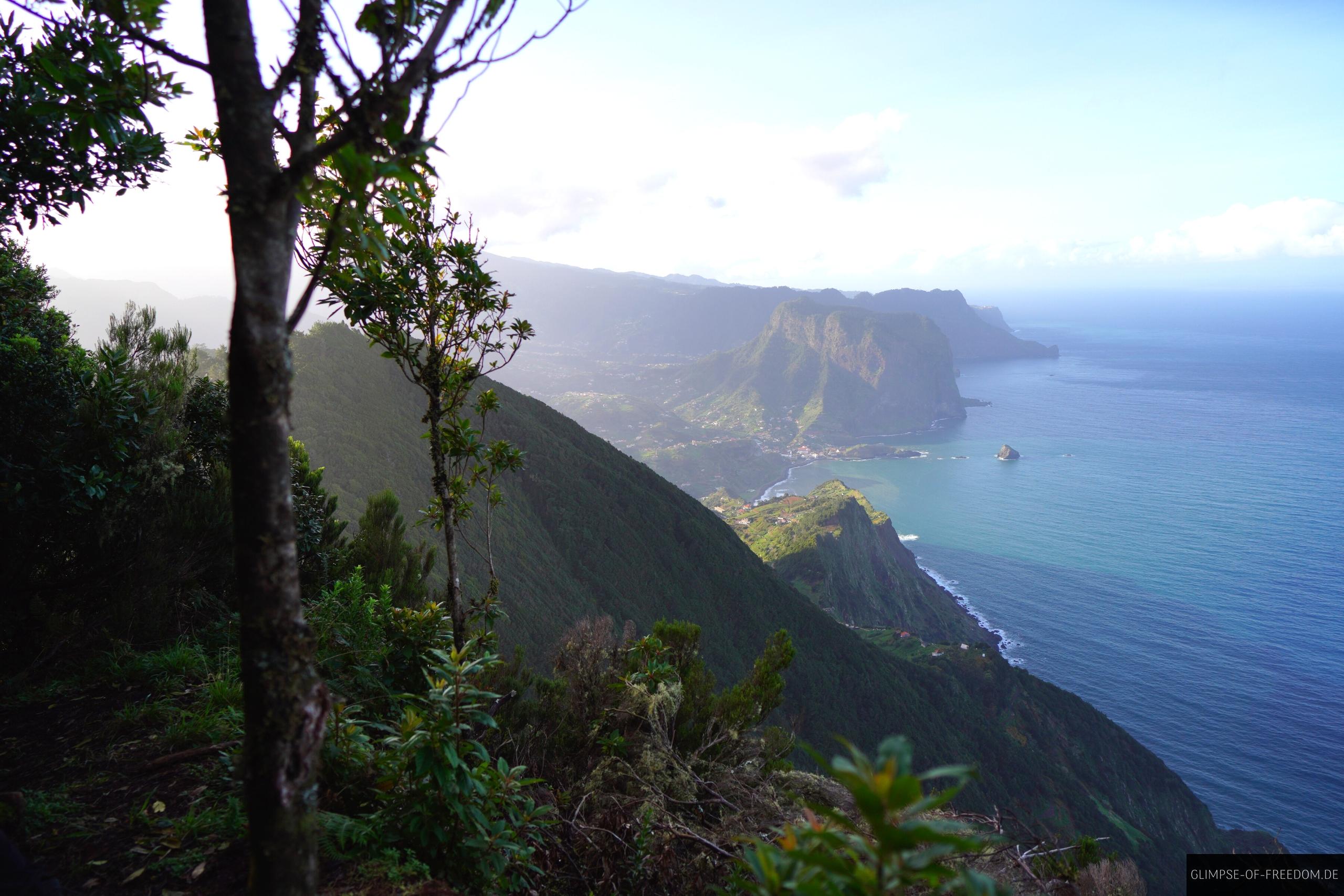 Aussicht vom Berg auf den Adlerfelsen und die Madeira Nordkueste Aussicht vom Berg auf den Adlerfelsen und die Madeira Nordküste