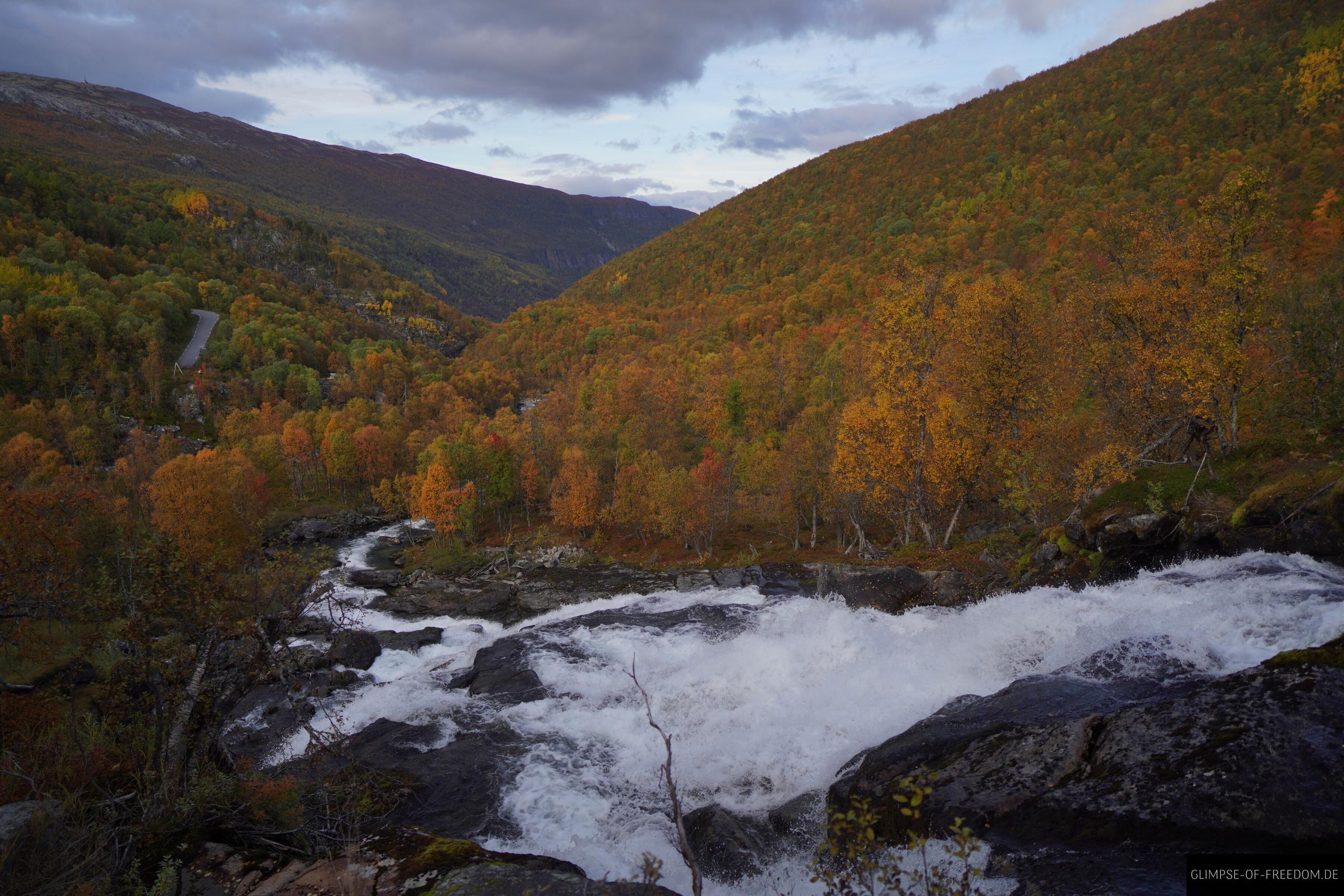 Aussicht vom oberen Ende des Vardahaugselvi Wasserfalls Aussicht vom oberen Ende des Vardahaugselvi Wasserfalls