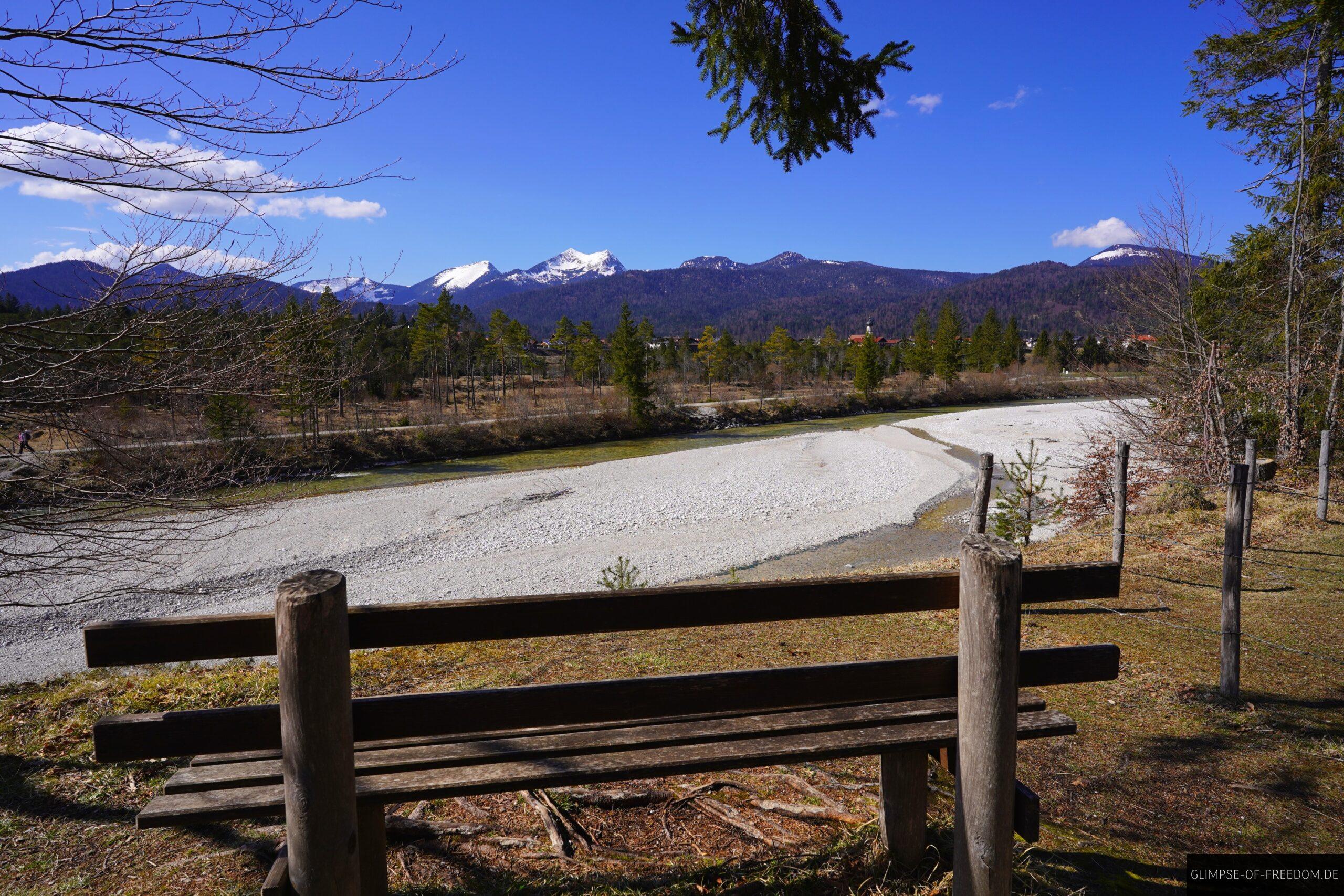Aussichtspank an der Isaar nahe der Huettlebachklamm scaled Aussichtspank an der Isaar nahe der Hüttlebachklamm