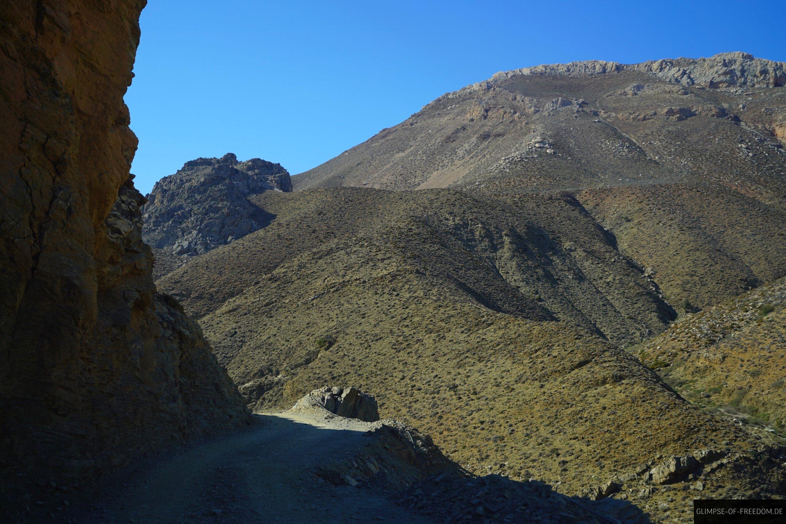 Autofahrt direkt an der Felswand scaled Autofahrt direkt an der Felswand