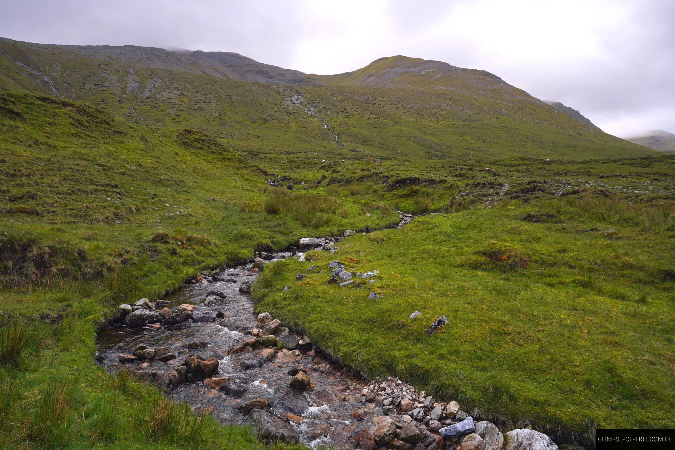 Bach fliesst von den Bergen in den Kylemore River scaled Bach fließt von den Bergen in den Kylemore River
