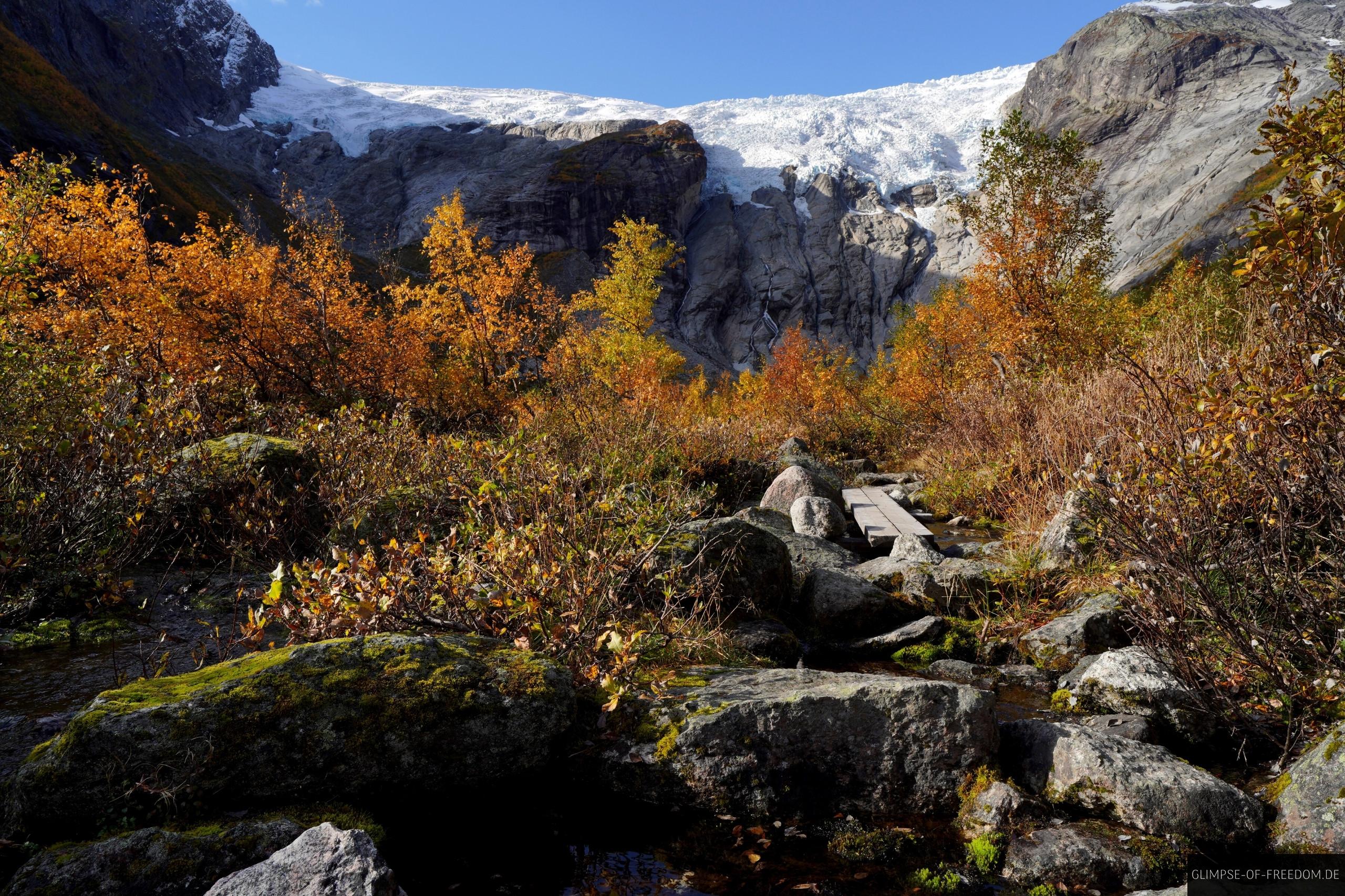 Bachueberquerung kurz vor dem Bergsetbreen Gletscher Bachüberquerung kurz vor dem Bergsetbreen Gletscher