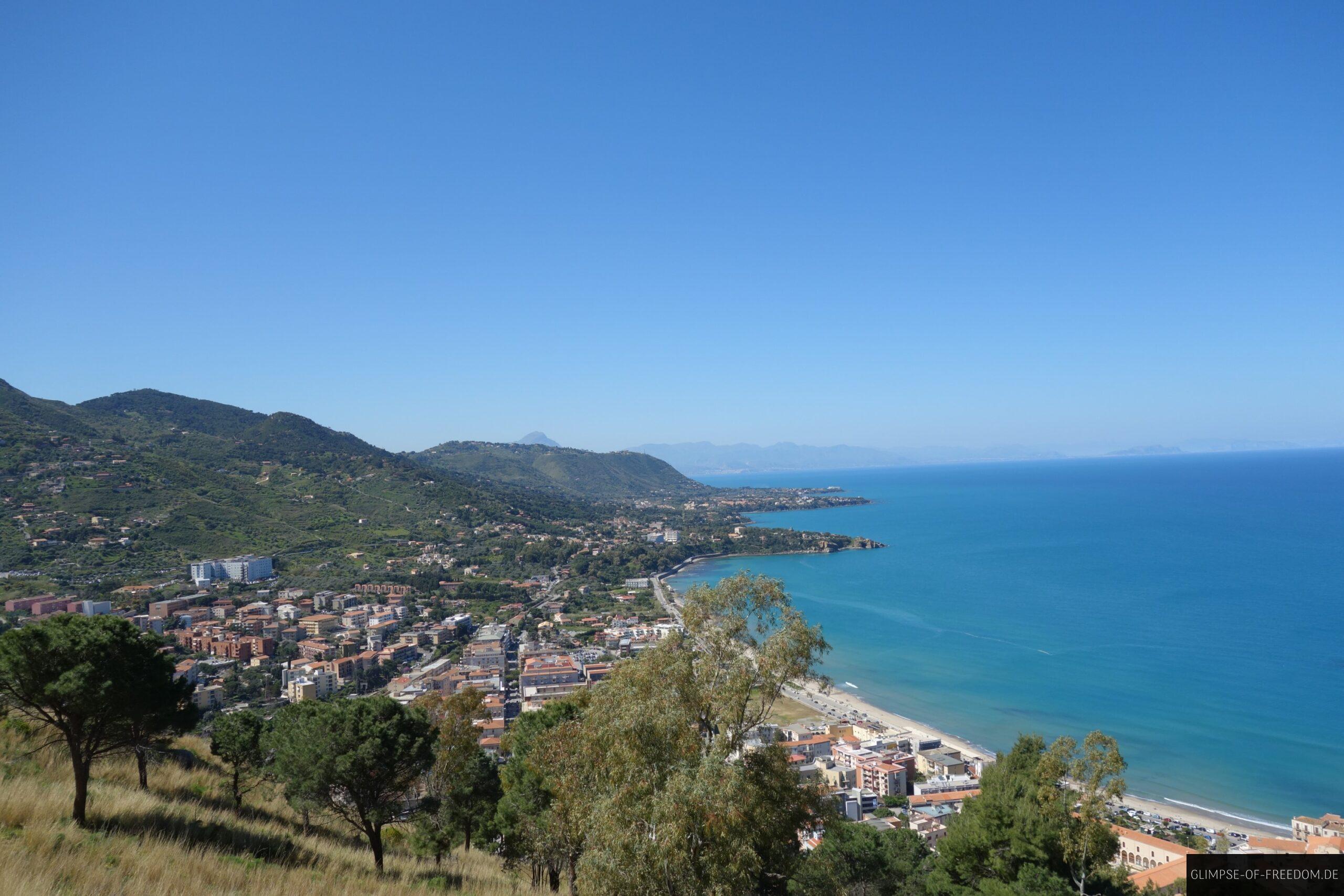 Baeume Graeser und Cefalu scaled Bäume, Gräser und Cefalù