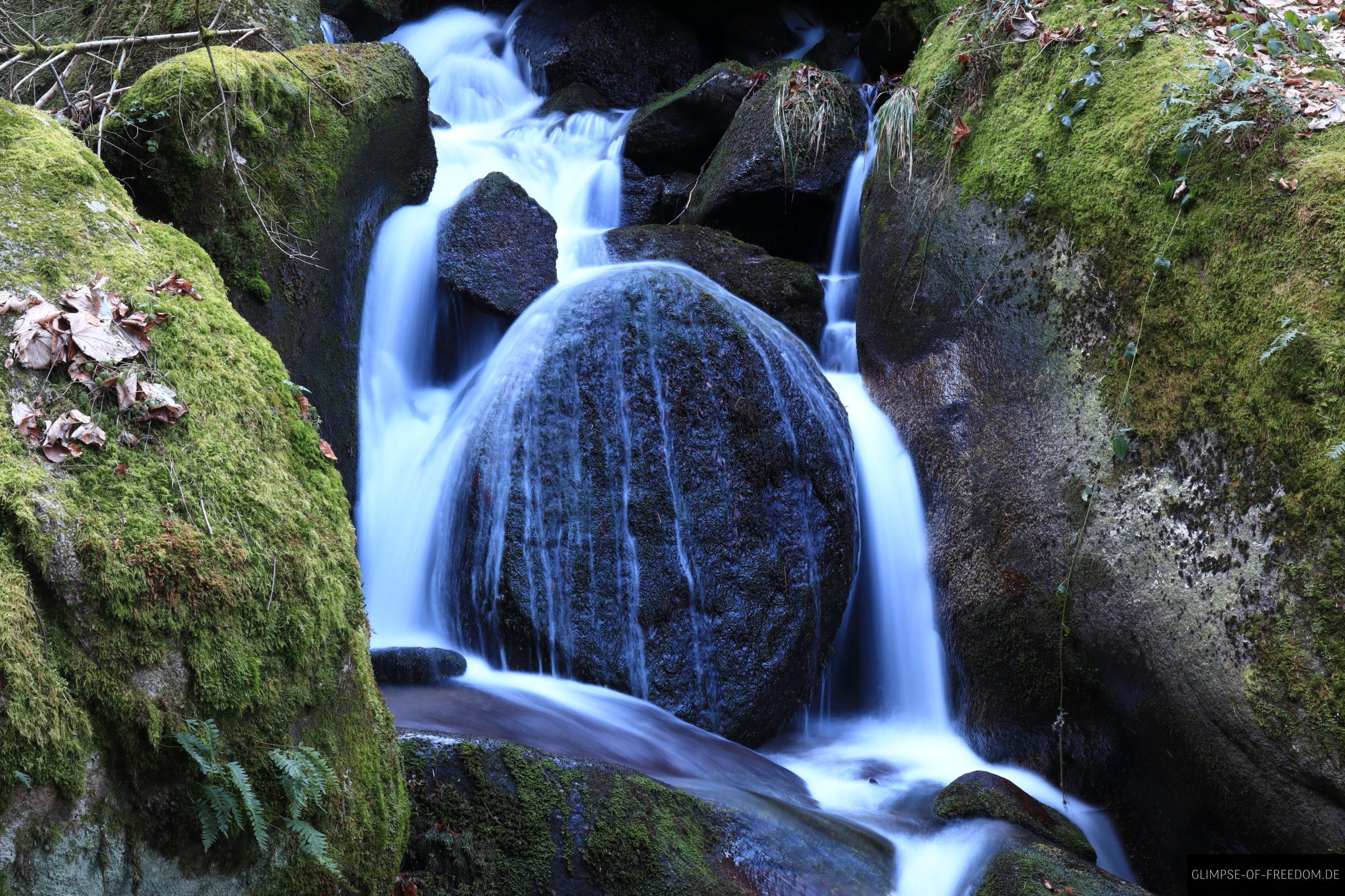 Beeindruckendes Wasserspiel am Wasserfall im Buehlertahl scaled Beeindruckendes Wasserspiel am Wasserfall im Bühlertahl