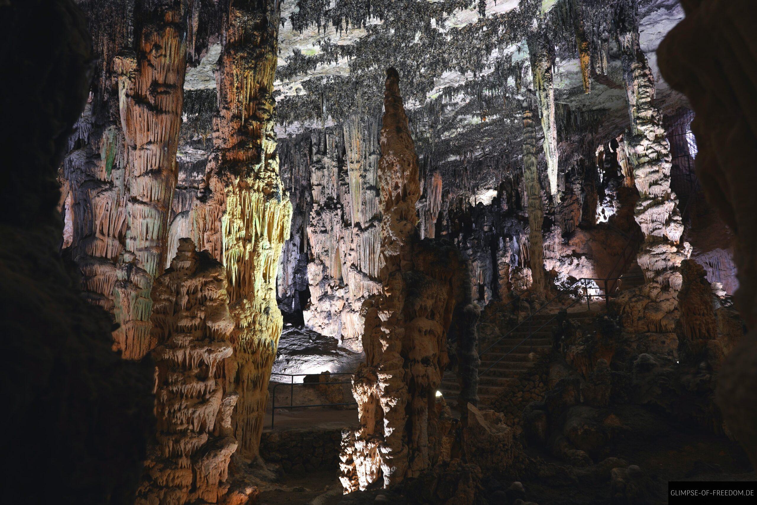 Beleuchteter Saal in den Arta Hoehlen 1 scaled Beleuchteter Saal in den Arta Höhlen