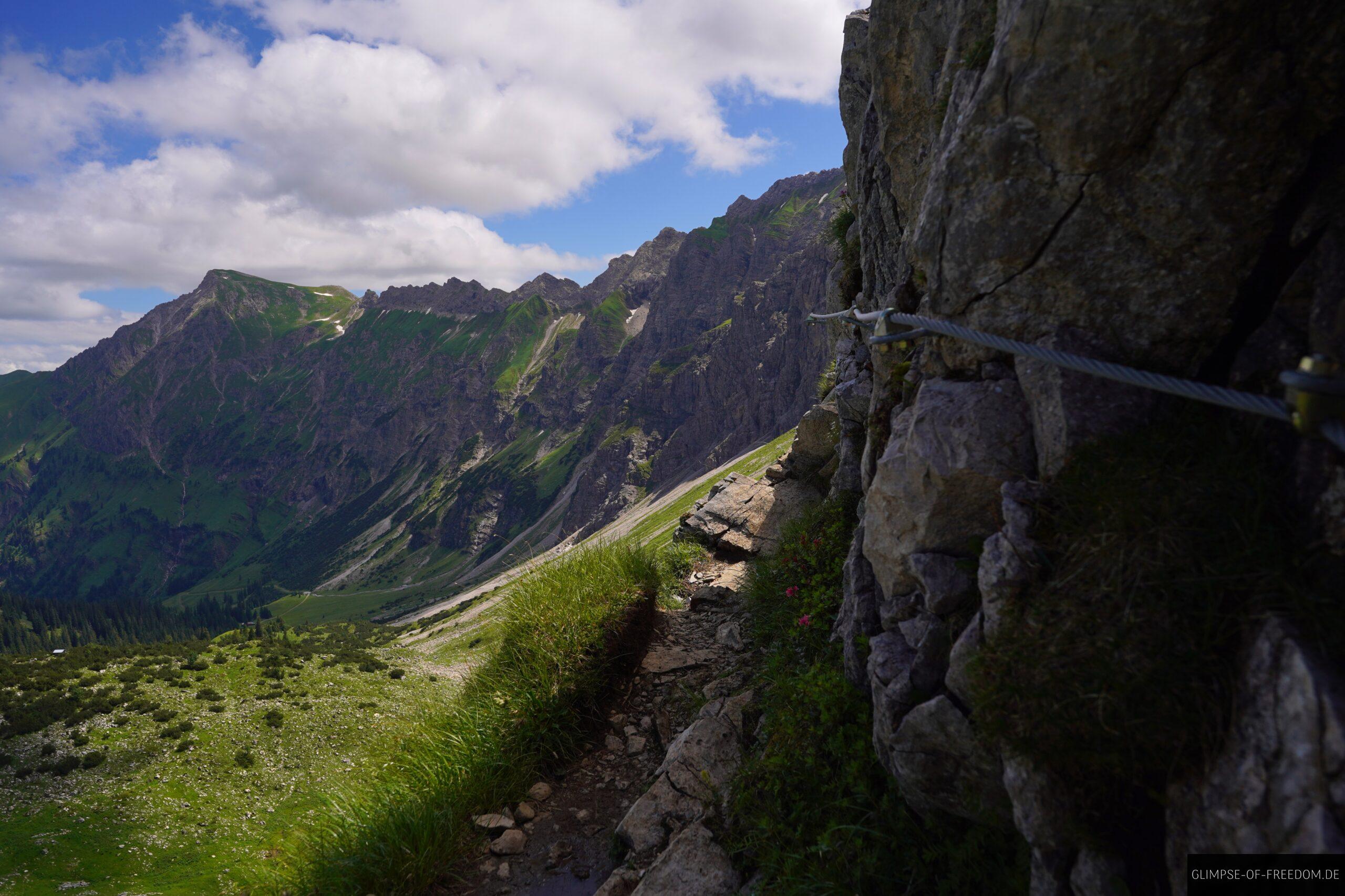 Bergweg mit Stahlseil scaled Bergweg mit Stahlseil