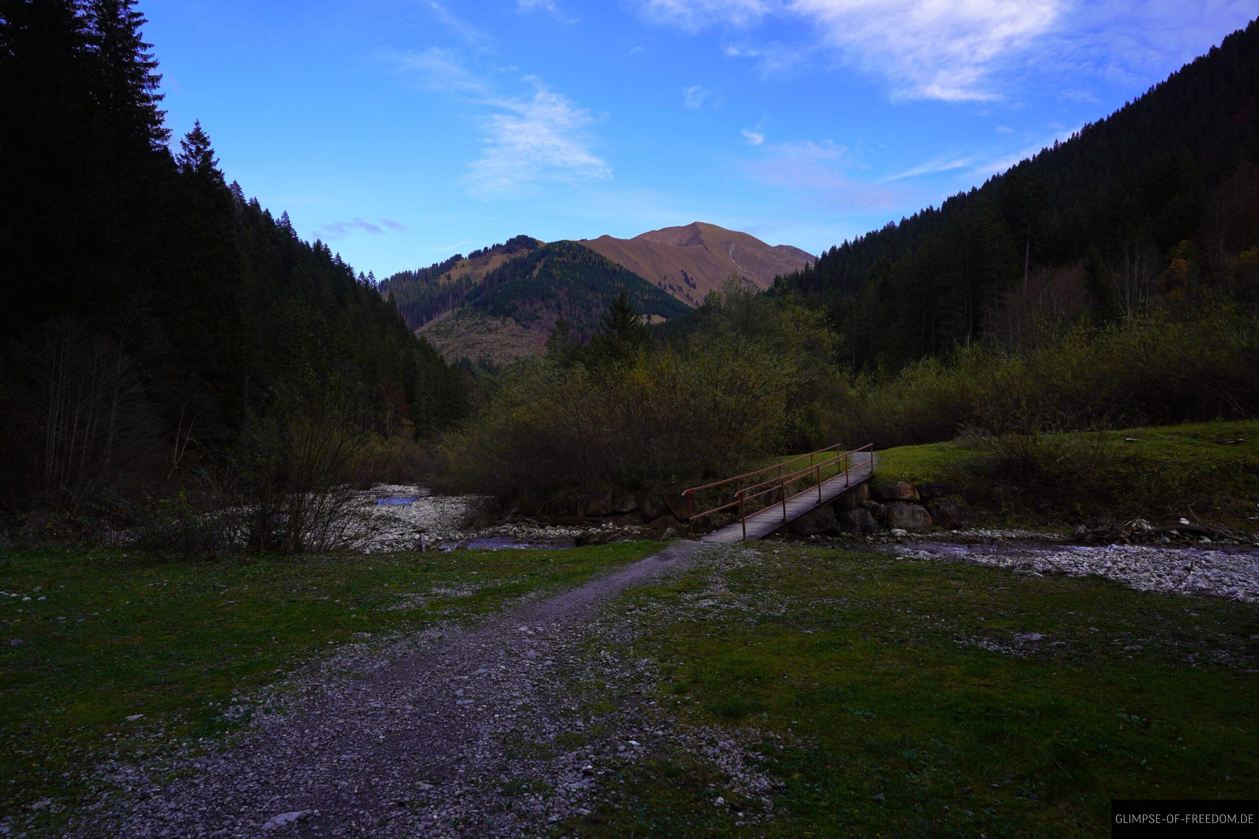 Berwang Wanderung ueber Bruecke scaled Berwang Wanderung über Brücke