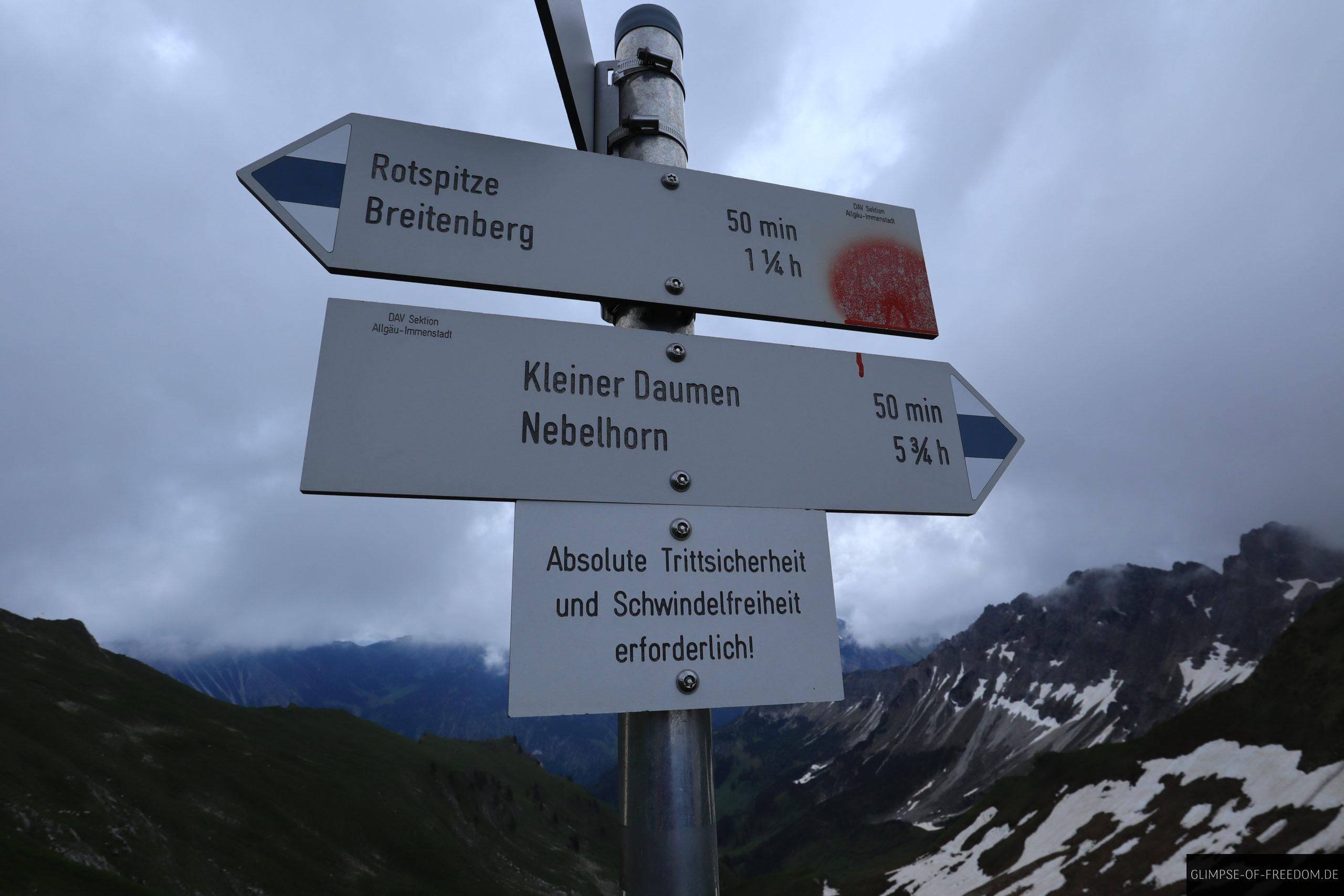 Beschilderung auf dem Abstieg von der Rotspitze scaled Beschilderung auf dem Abstieg von der Rotspitze