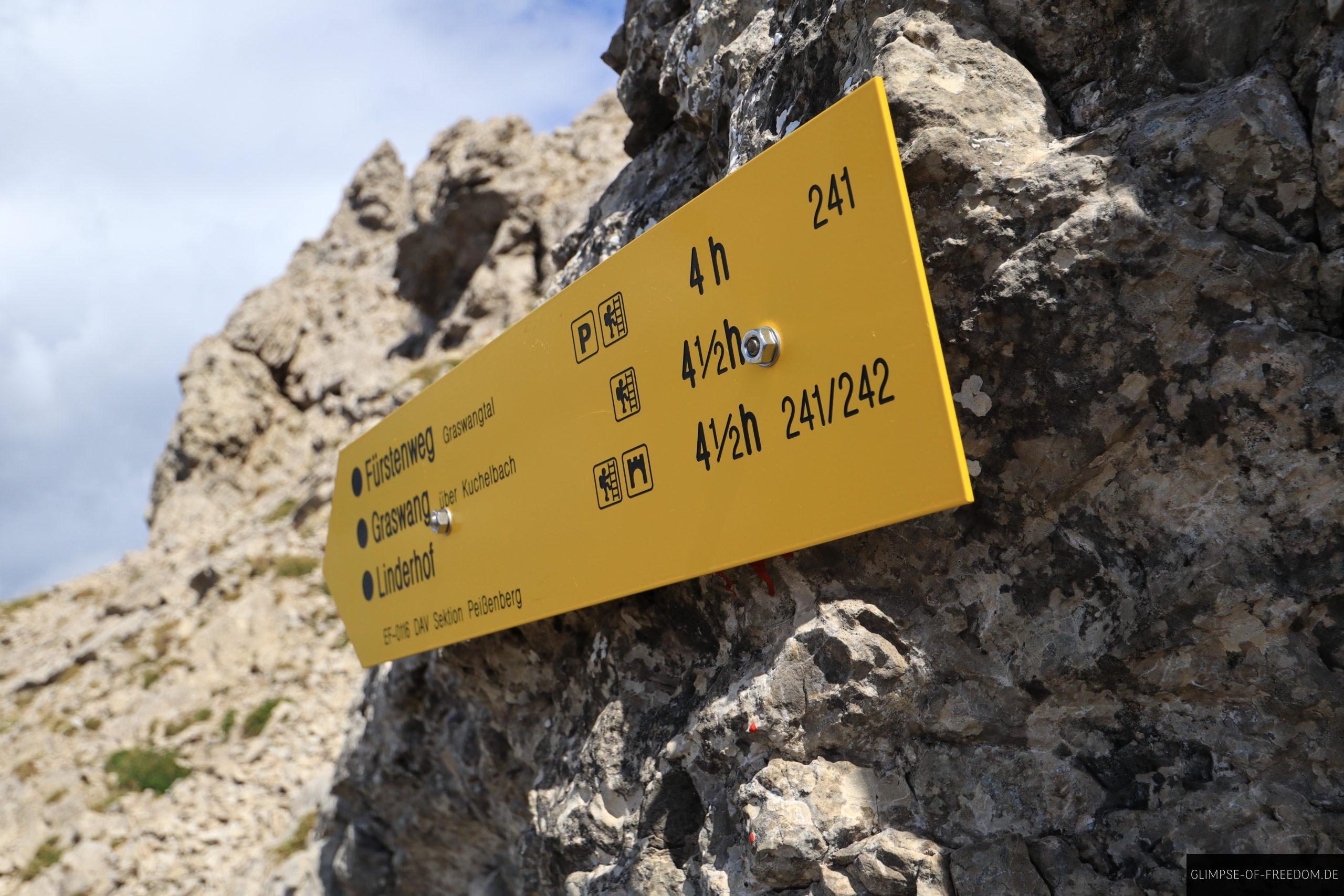 Beschilderung fuer den Rueckweg von der Kreuzspitze scaled Beschilderung für den Rückweg von der Kreuzspitze