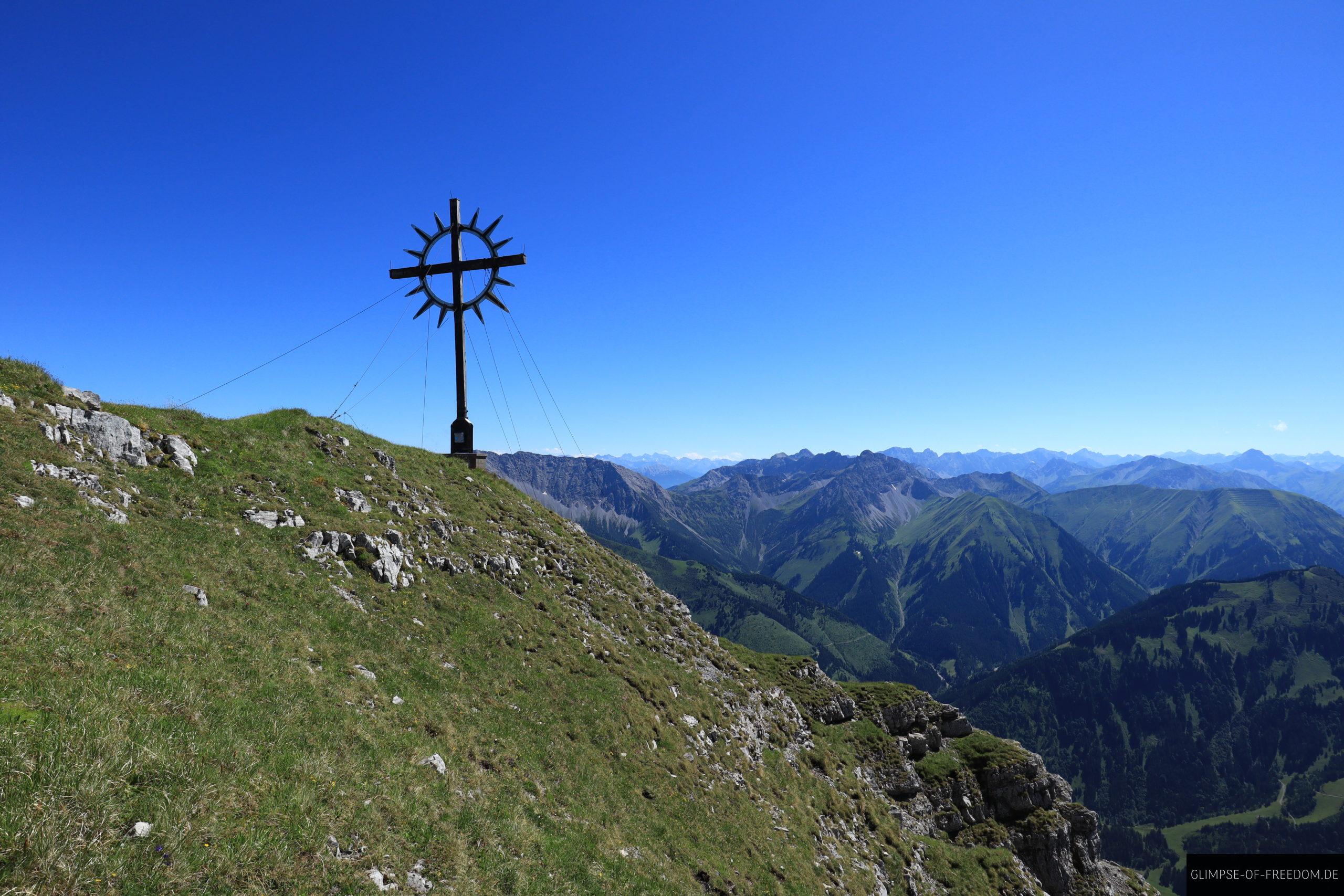 Blick am Kohlbergspitze Gipfelkreuz vorbei in die Ferne scaled Blick am Kohlbergspitze Gipfelkreuz vorbei in die Ferne