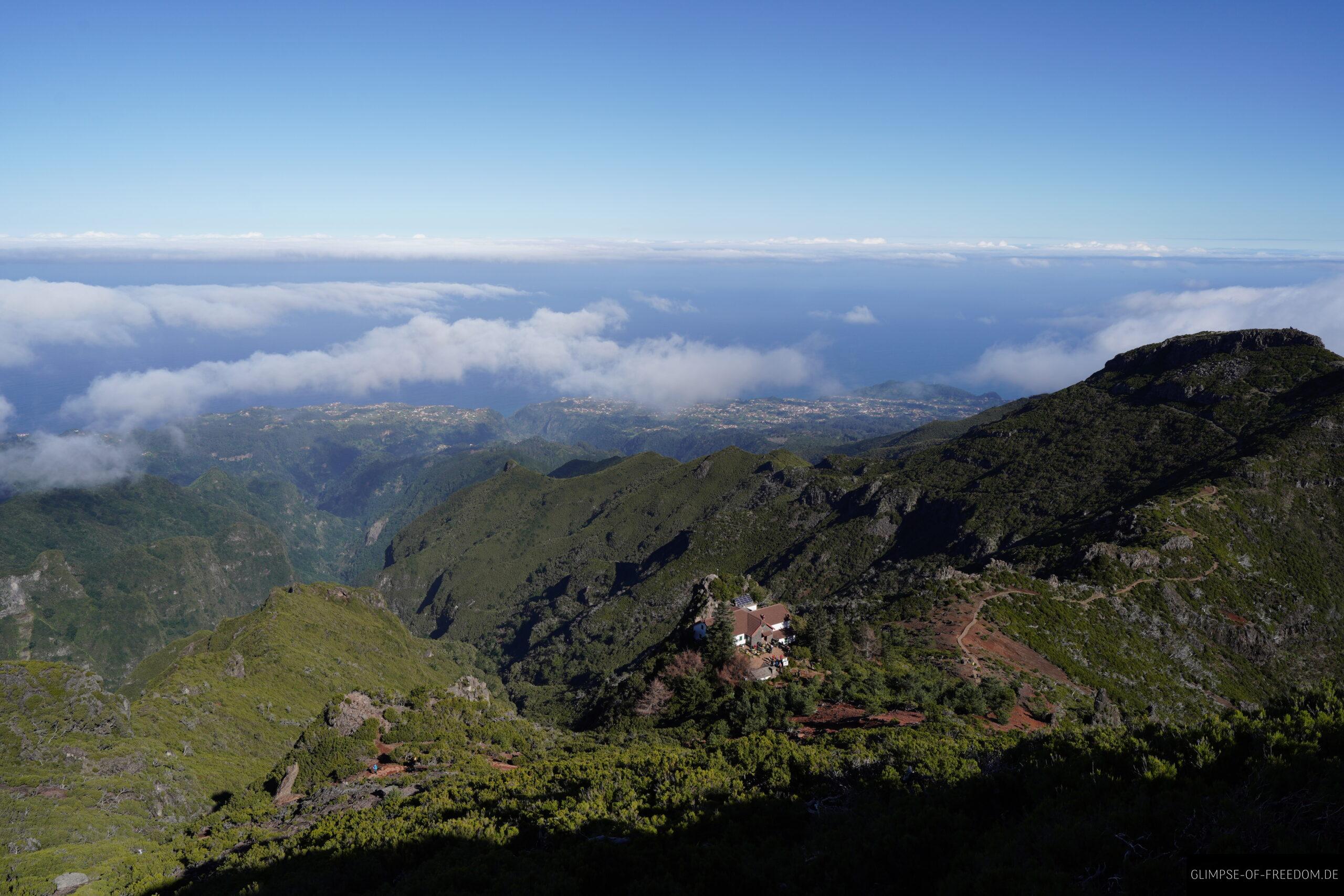 Blick auf Casa do Ruivo vom hoechsten Berg Madeiras scaled Blick auf Casa do Ruivo vom höchsten Berg Madeiras