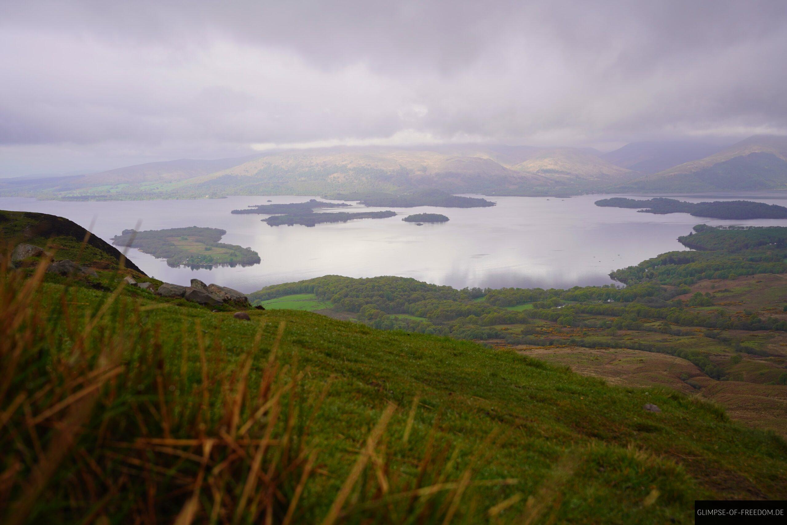 Blick auf Loch Lomond inmitten der Natur scaled Blick auf Loch Lomond inmitten der Natur
