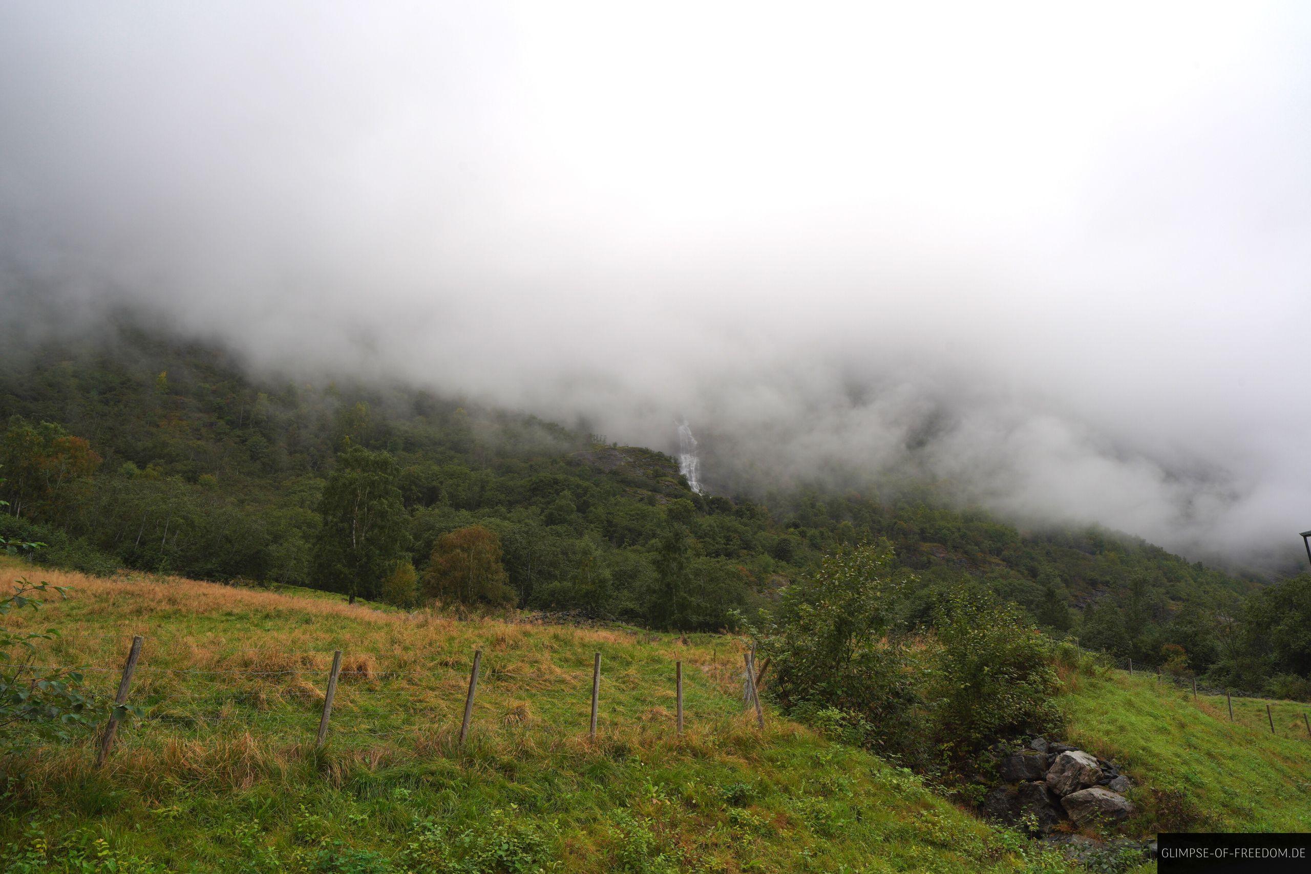 Blick auf den Brekkefossen Wasserfall von der Strasse Blick auf den Brekkefossen Wasserfall von der Strasse