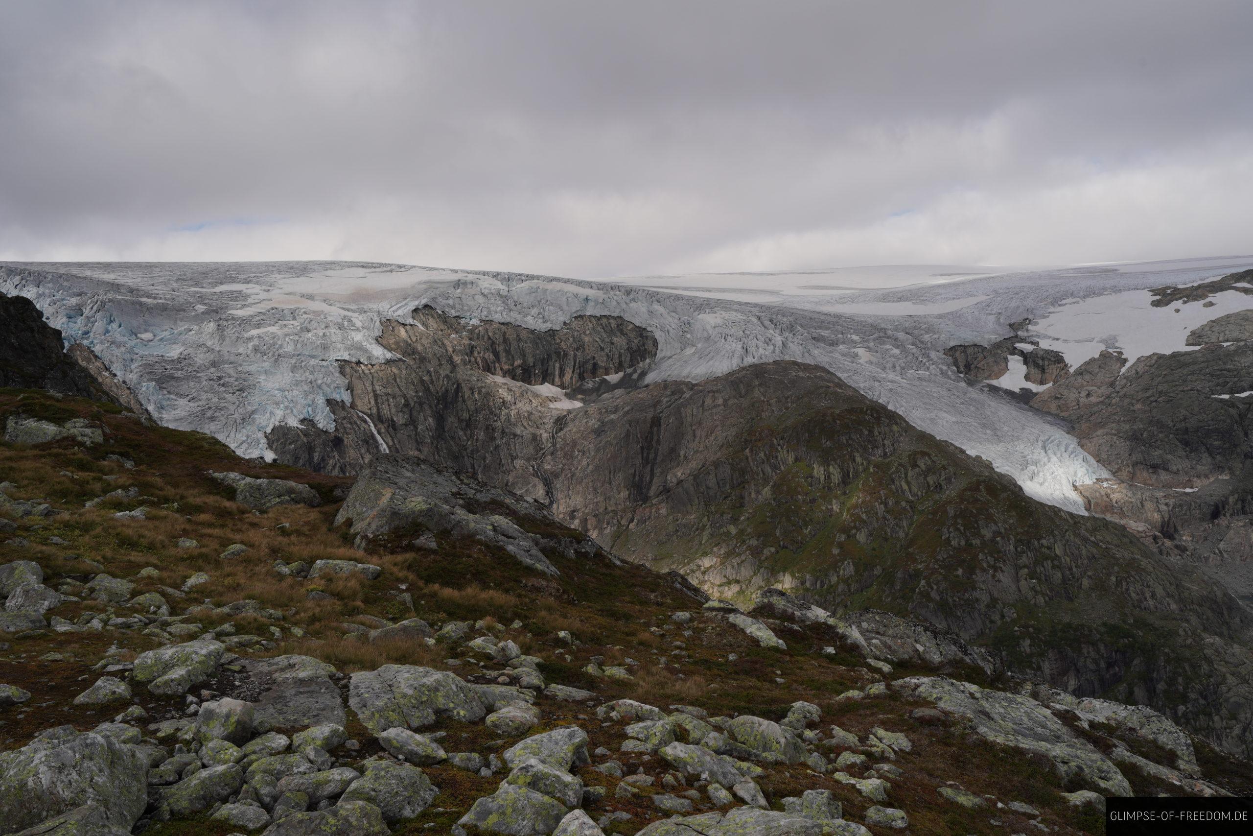 Blick auf den Folgefonna Gletscher aus der Ferne scaled Blick auf den Folgefonna Gletscher aus der Ferne