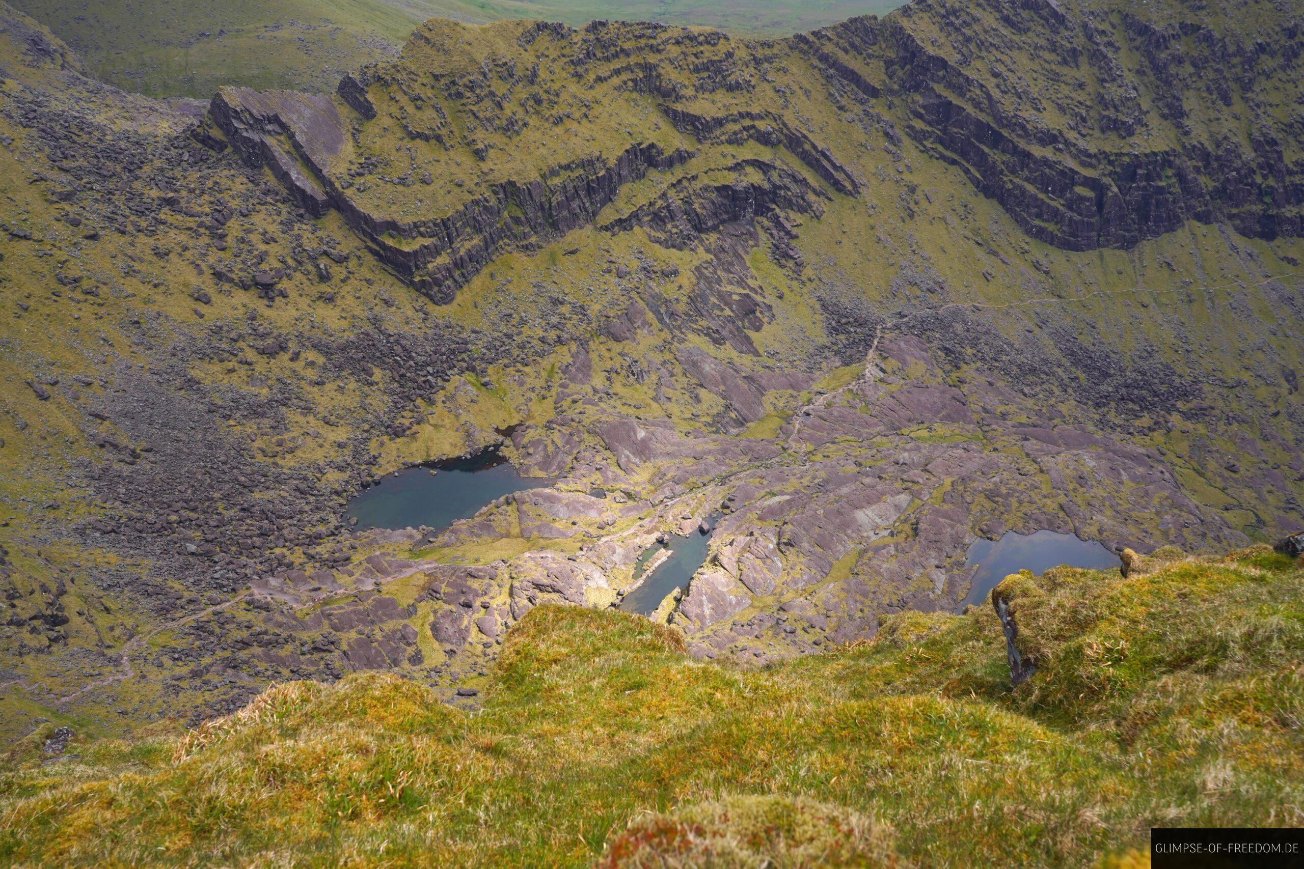 Blick auf den Pilgerweg und Bergseen scaled Blick auf den Pilgerweg und Bergseen